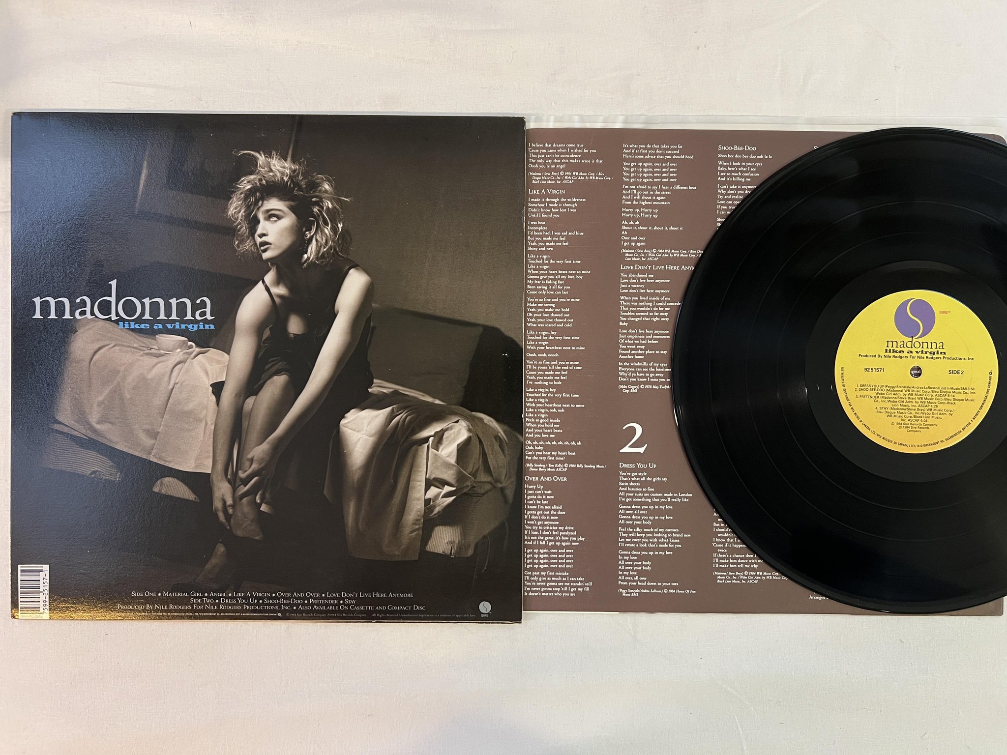 Omslagsbild för skivan MADONNA like a virgin LP -84 Can SIRE 92 51571