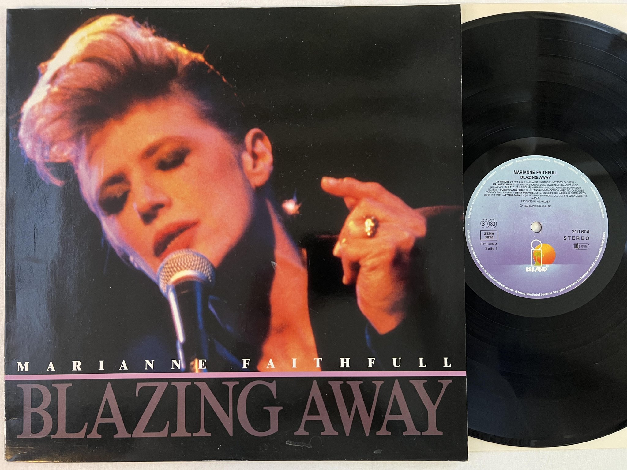 Omslagsbild för skivan MARIANNE FAITHFUL blazing away LP -90 ISLAND 210 604