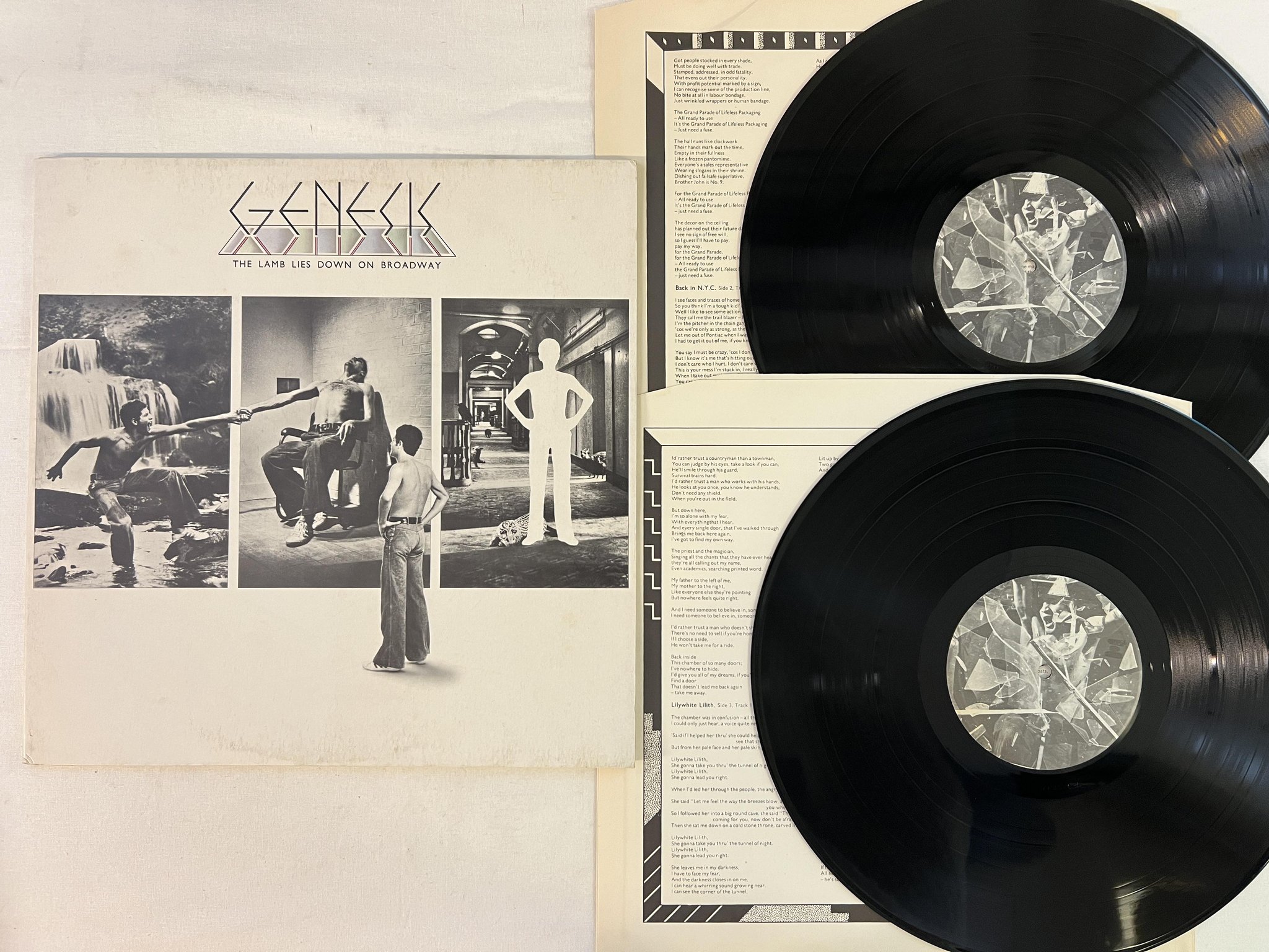 Omslagsbild för skivan GENESIS s/t LP -74 THE FAMOUS CHARISMA LABEL 6641226