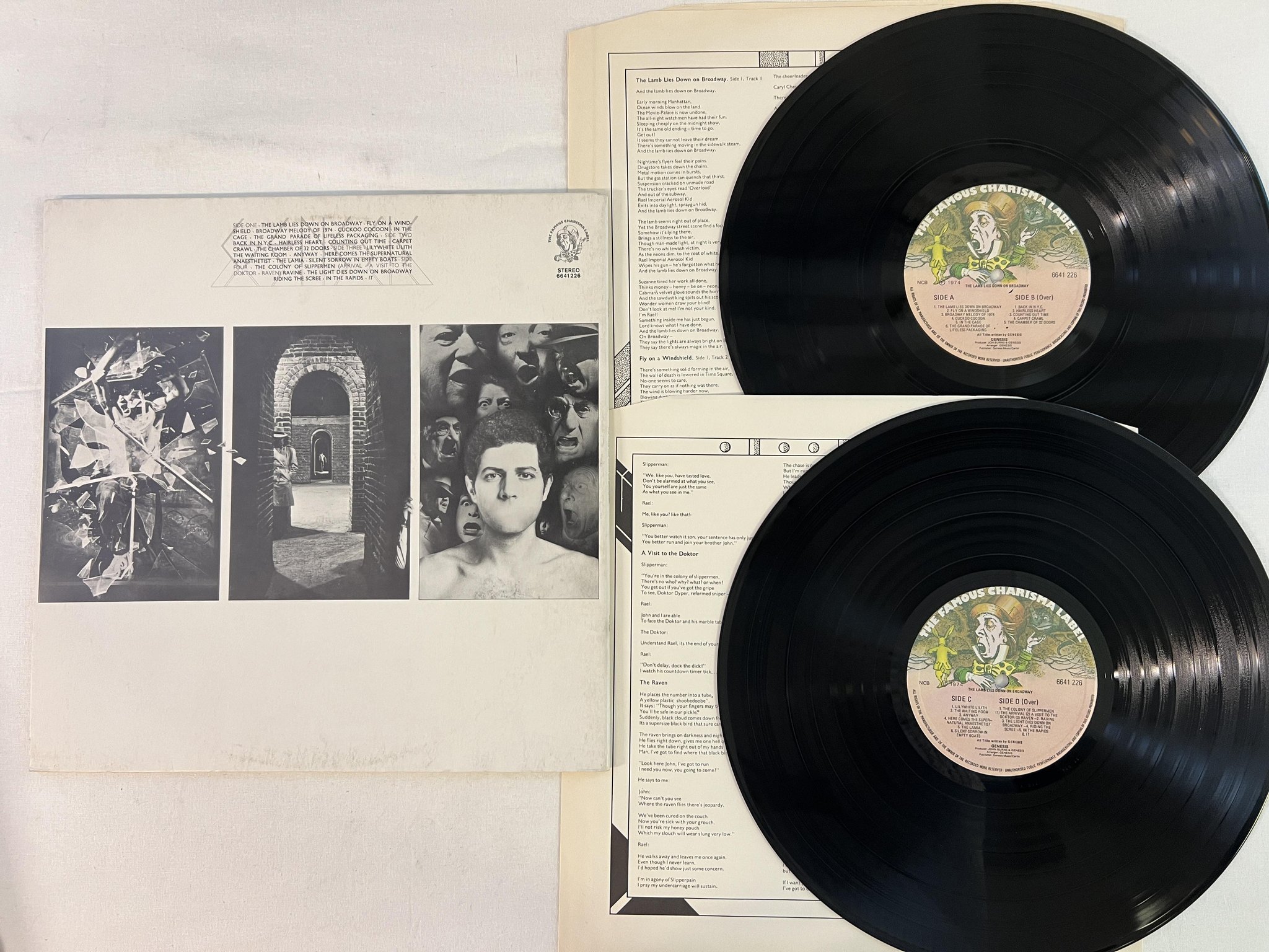 Omslagsbild för skivan GENESIS s/t LP -74 THE FAMOUS CHARISMA LABEL 6641226