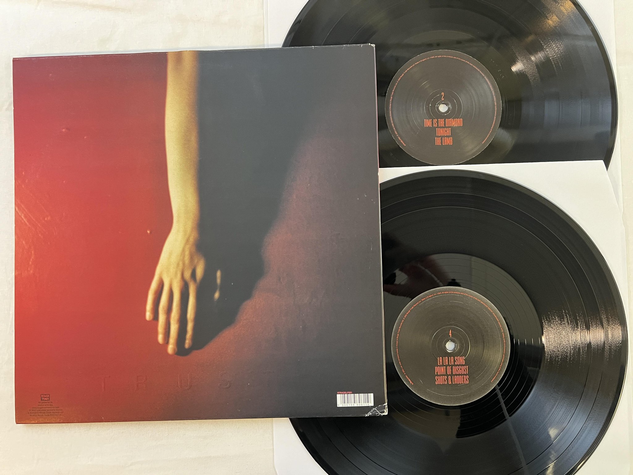 Omslagsbild för skivan LOW trust 2xLP 2002 ROUGH TRADE RTRADELP061 ** indie rock **