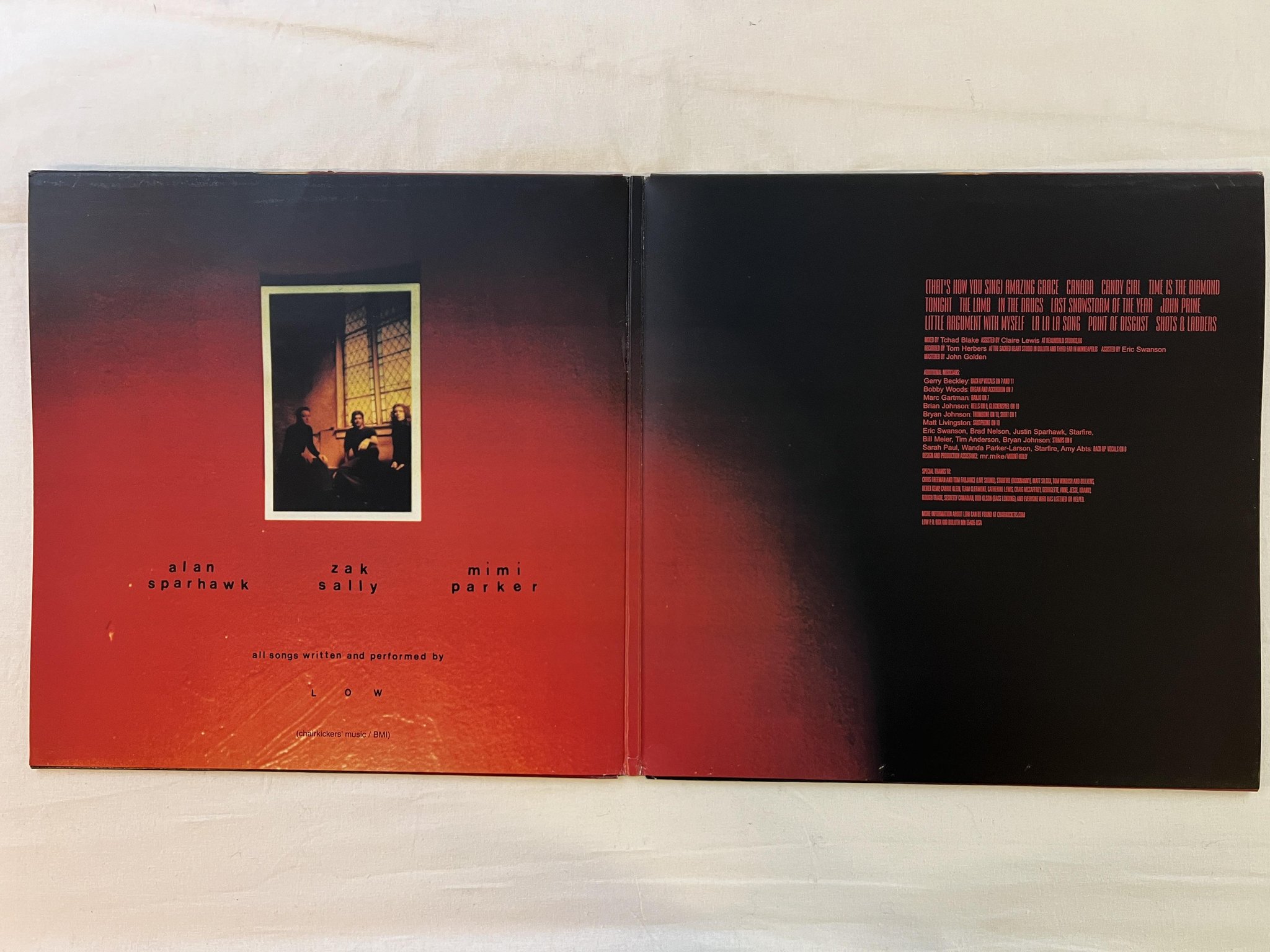 Omslagsbild för skivan LOW trust 2xLP 2002 ROUGH TRADE RTRADELP061 ** indie rock **