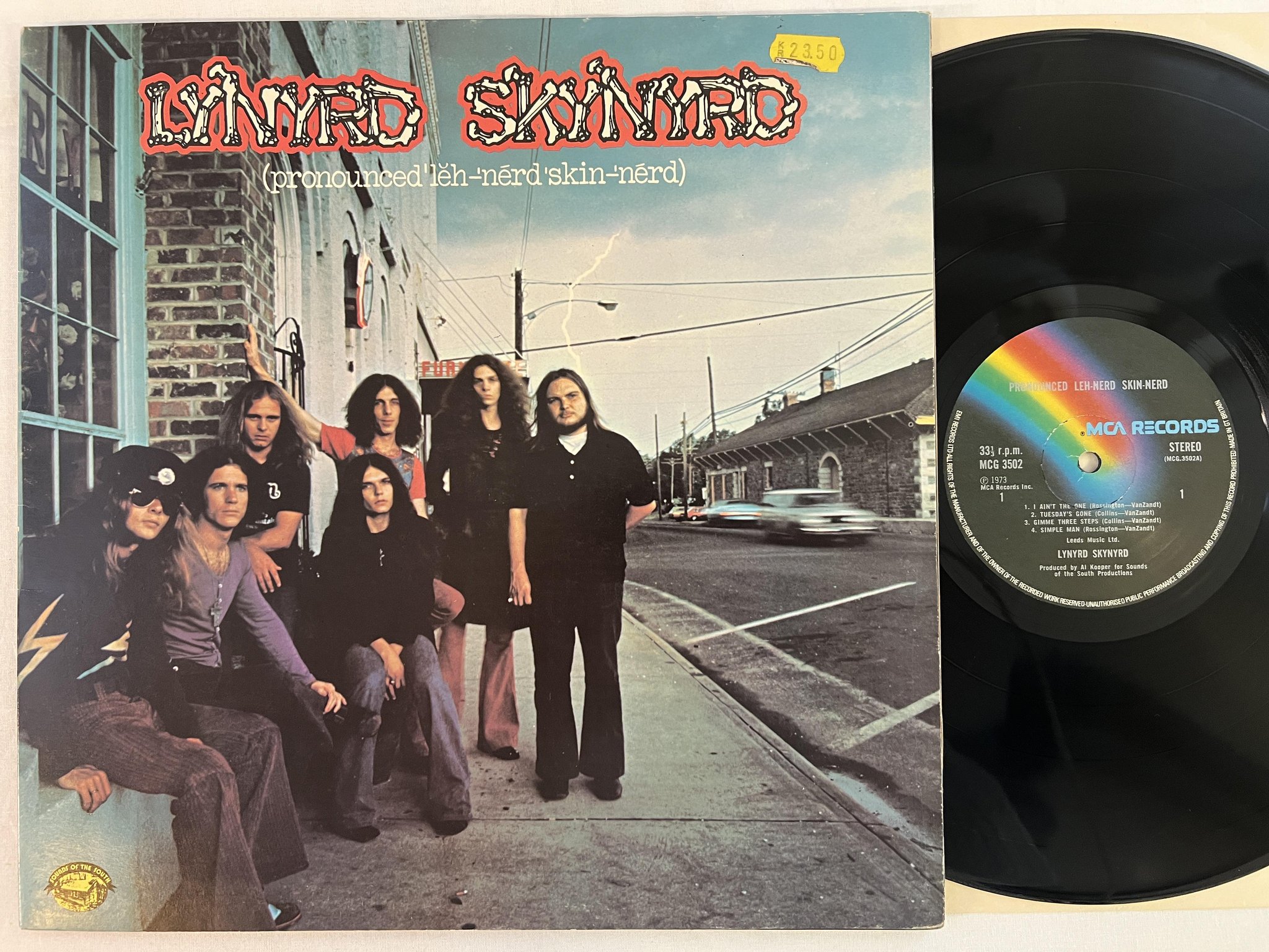 Omslagsbild för skivan LYNYRD SKYNYRD Pronounced 'Leh-'nérd 'Skin-'nérd LP -73 UK MCA MCG 3502
