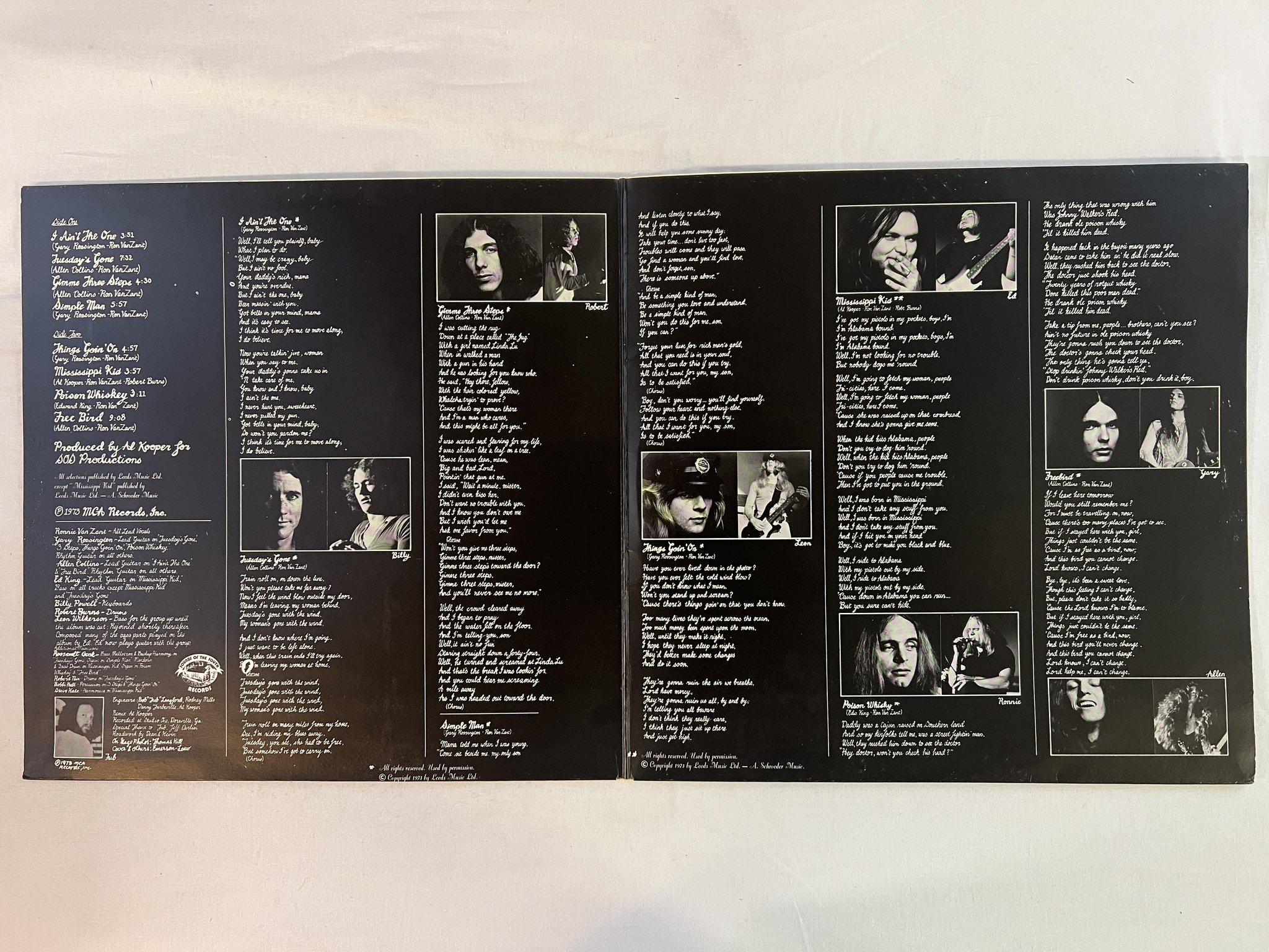 Omslagsbild för skivan LYNYRD SKYNYRD Pronounced 'Leh-'nérd 'Skin-'nérd LP -73 UK MCA MCG 3502