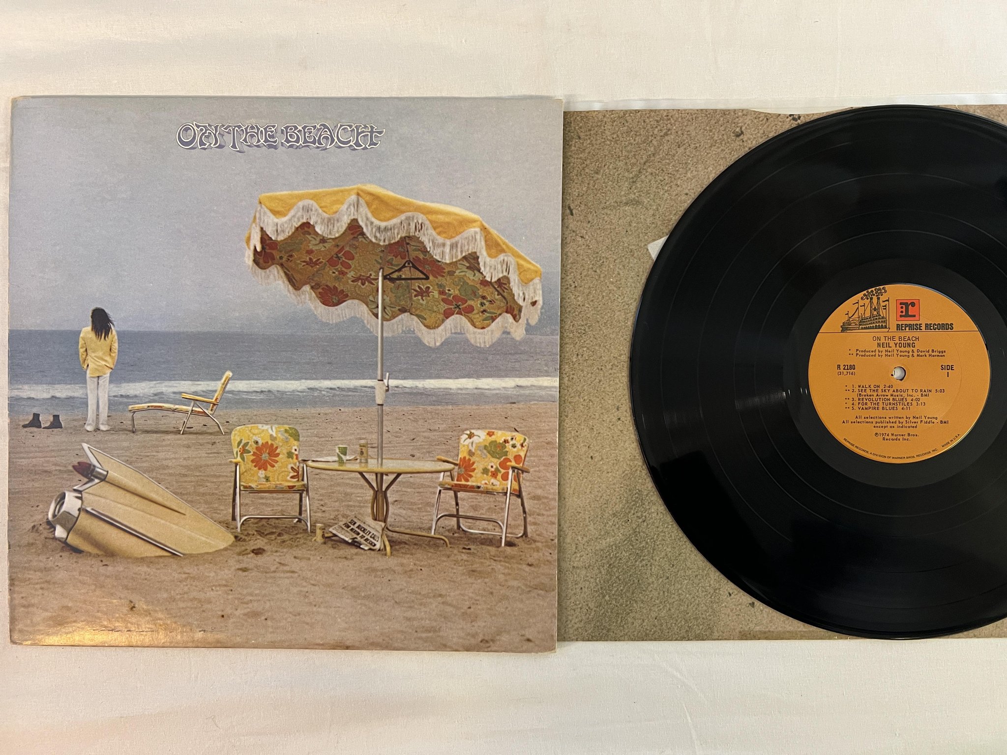 Omslagsbild för skivan NEIL YOUNG on the beach LP US REPRISE R 2180
