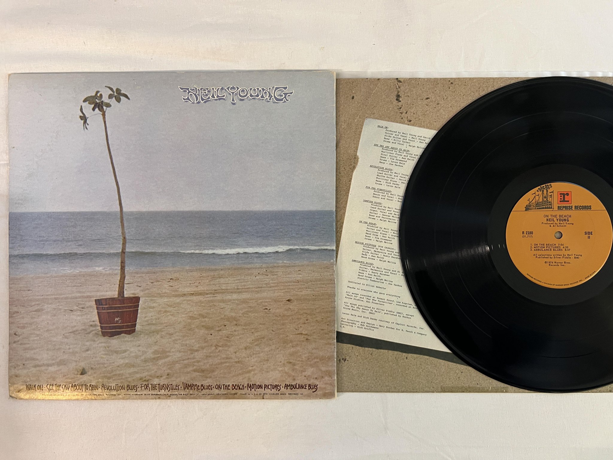 Omslagsbild för skivan NEIL YOUNG on the beach LP US REPRISE R 2180