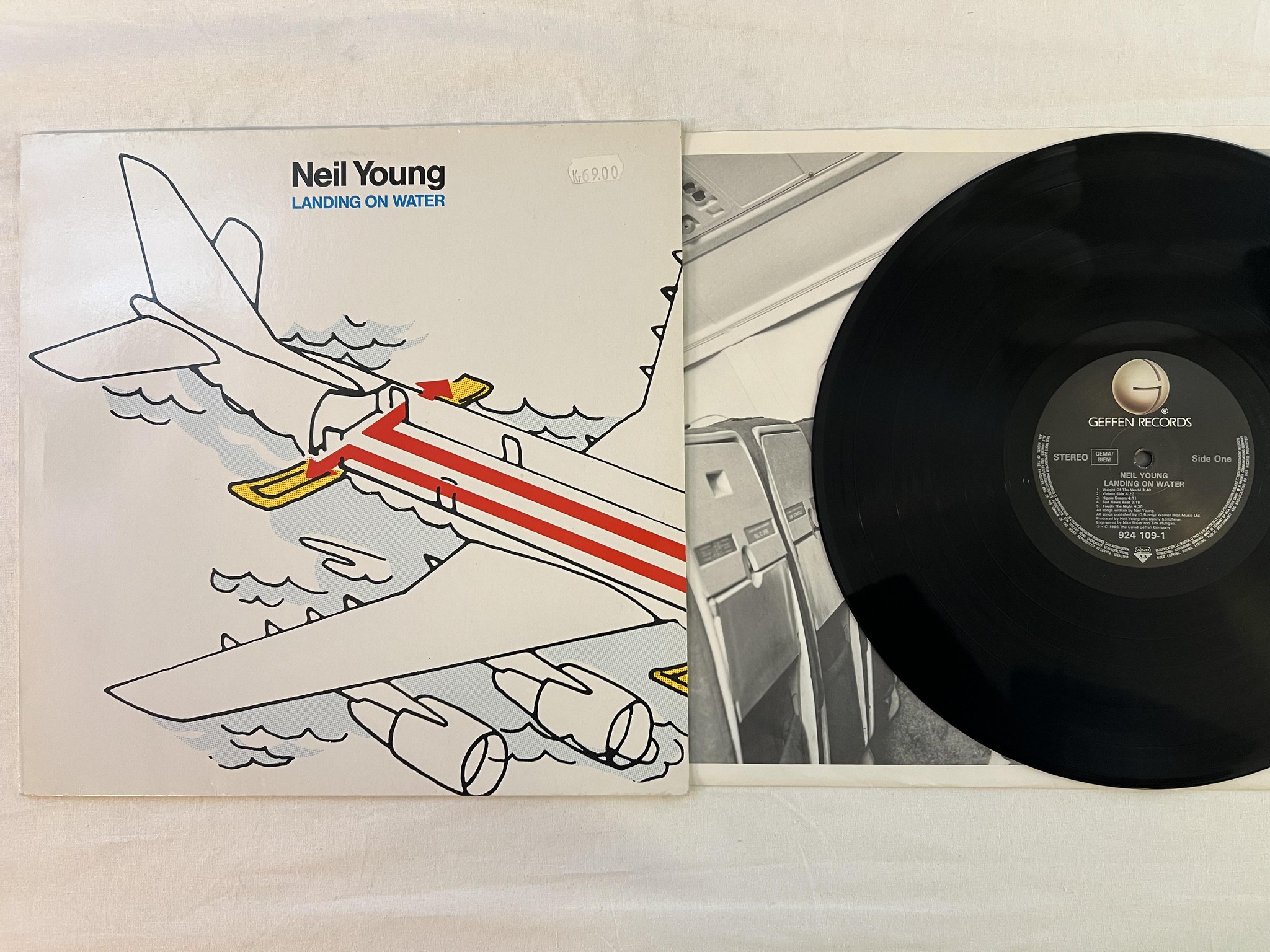 Omslagsbild för skivan NEIL YOUNG landing on water LP Ger GEFFEN 924 109-1