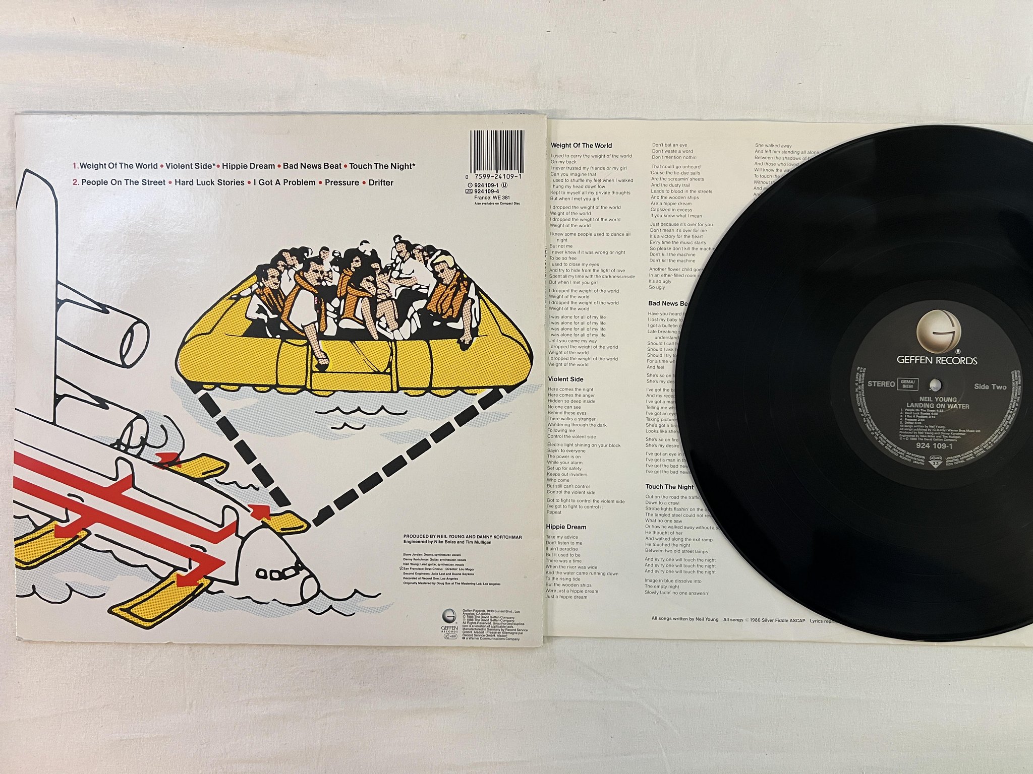 Omslagsbild för skivan NEIL YOUNG landing on water LP Ger GEFFEN 924 109-1
