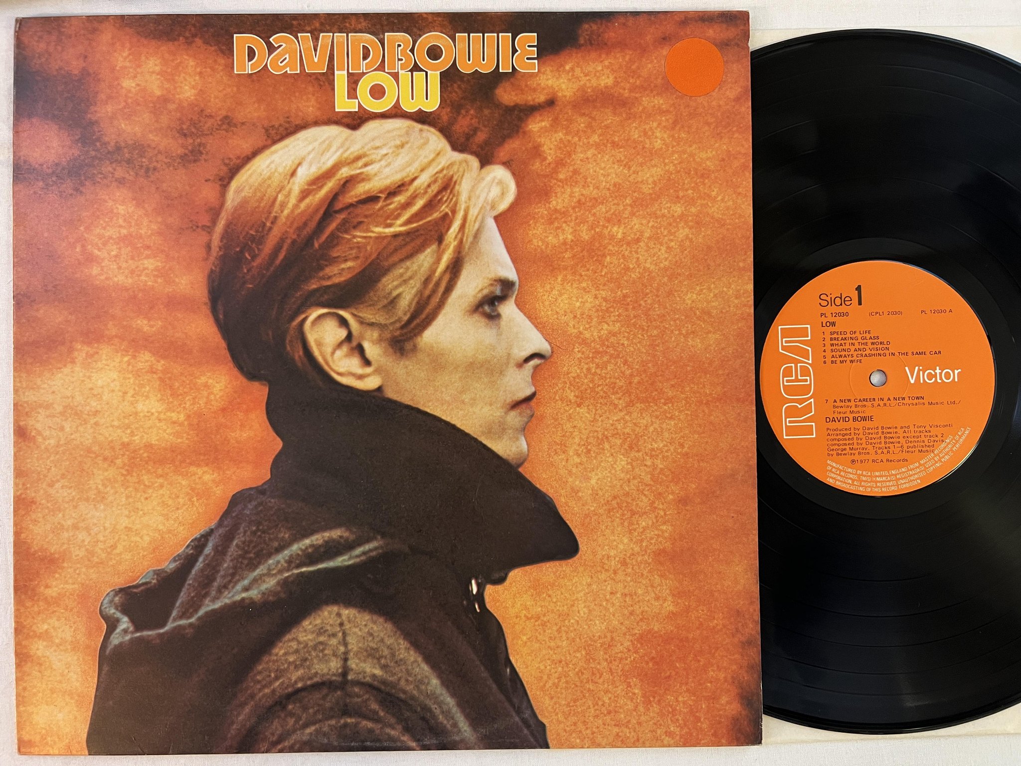 Omslagsbild för skivan DAVID BOWIE low LP -77 UK RCA PL 12030