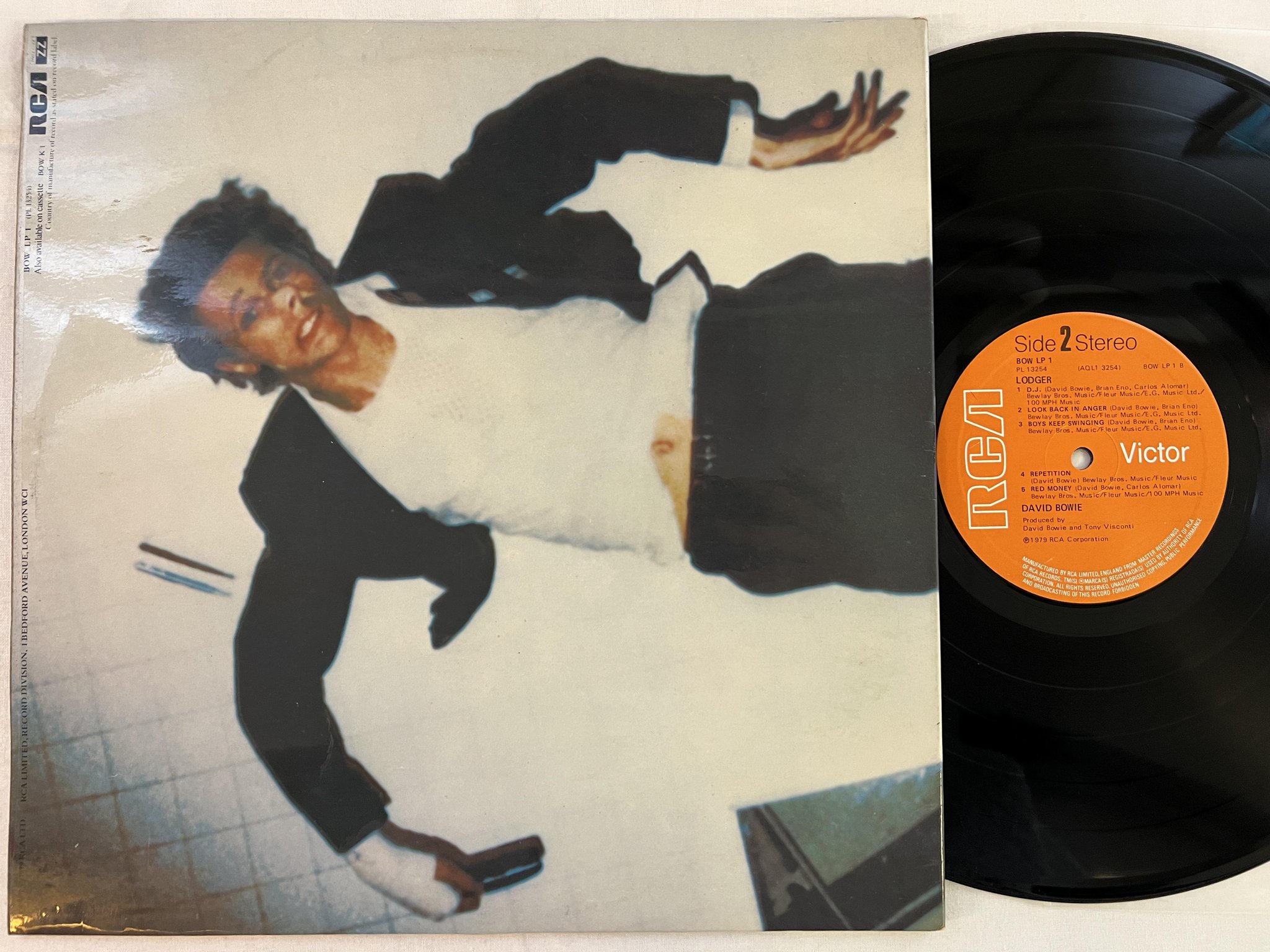 Omslagsbild för skivan DAVID BOWIE lodger LP -79 UK RCA BOW LP 1