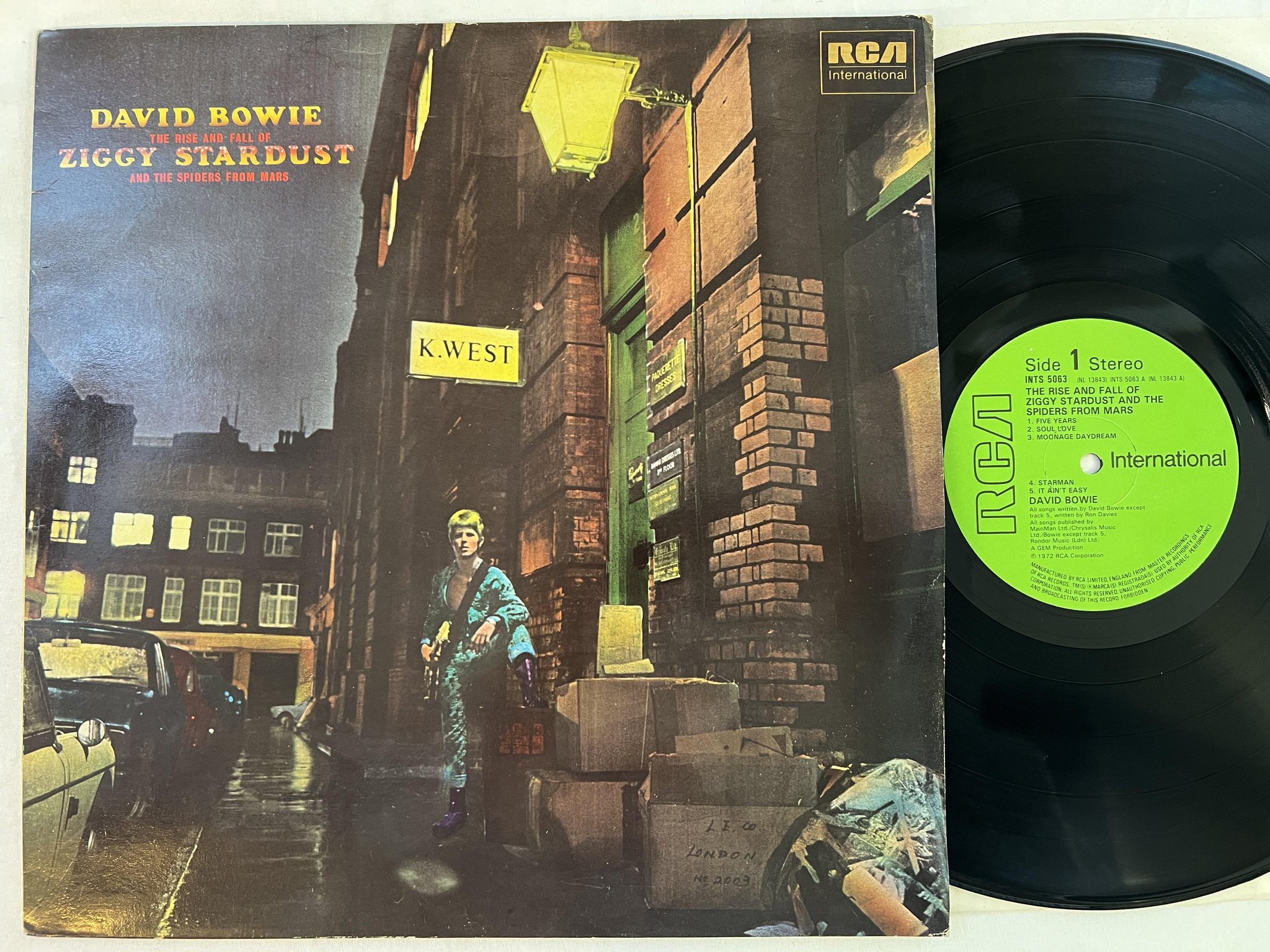 Omslagsbild för skivan DAVID BOWIE the rise and fall of Ziggy Stardust LP re UK RCA INTS 506