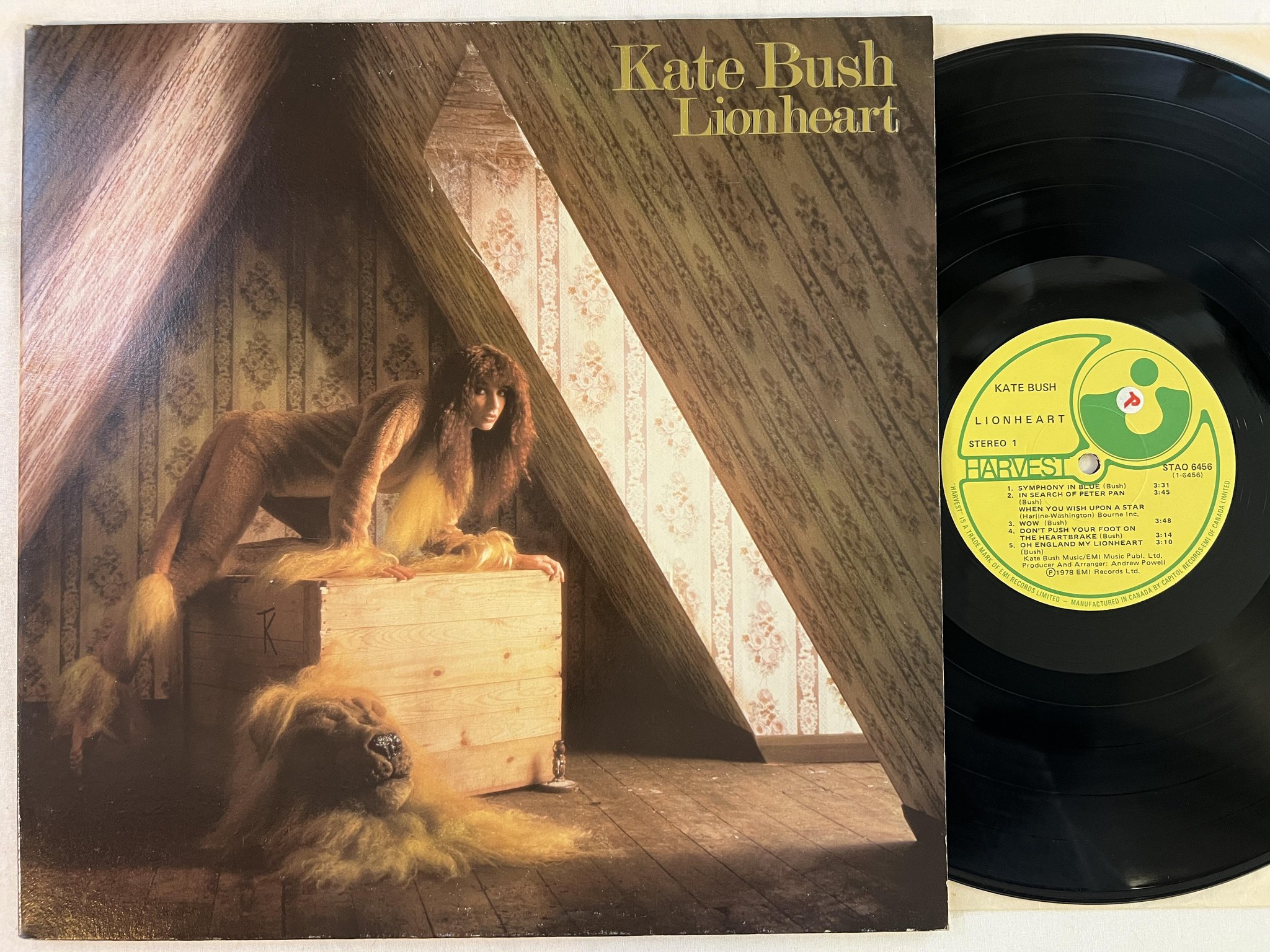 Omslagsbild för skivan KATE BUSH lionheart LP -78 Can HARVEST STAO 6456