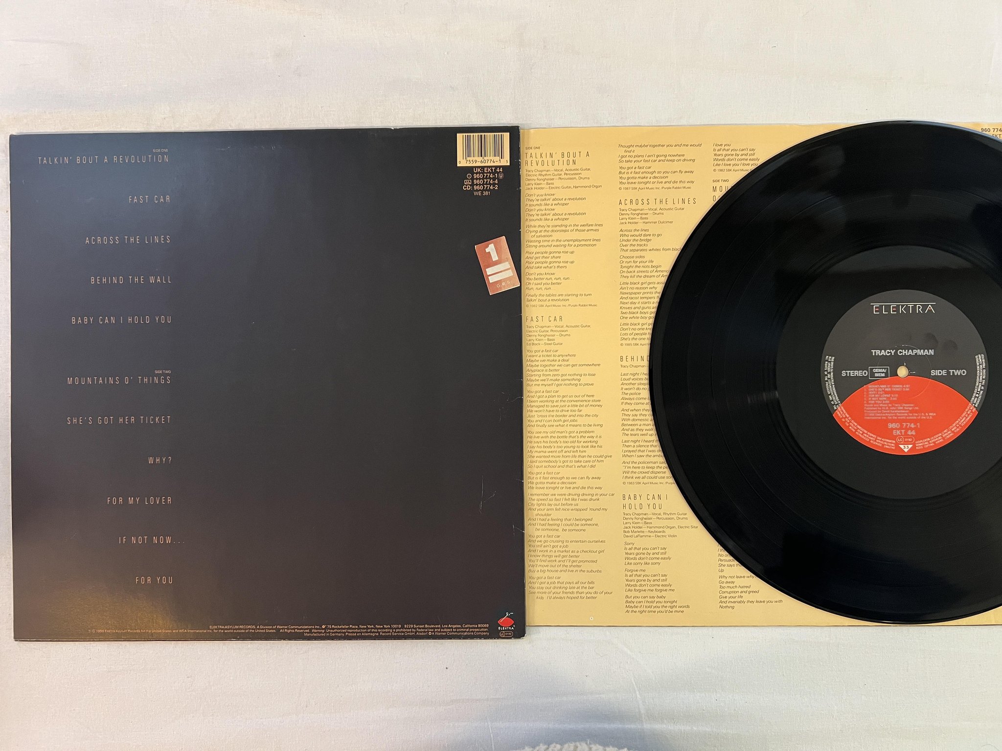 Omslagsbild för skivan TRACY CHAPMAN s/t LP -88 Ger ELEKTRA 960774-1