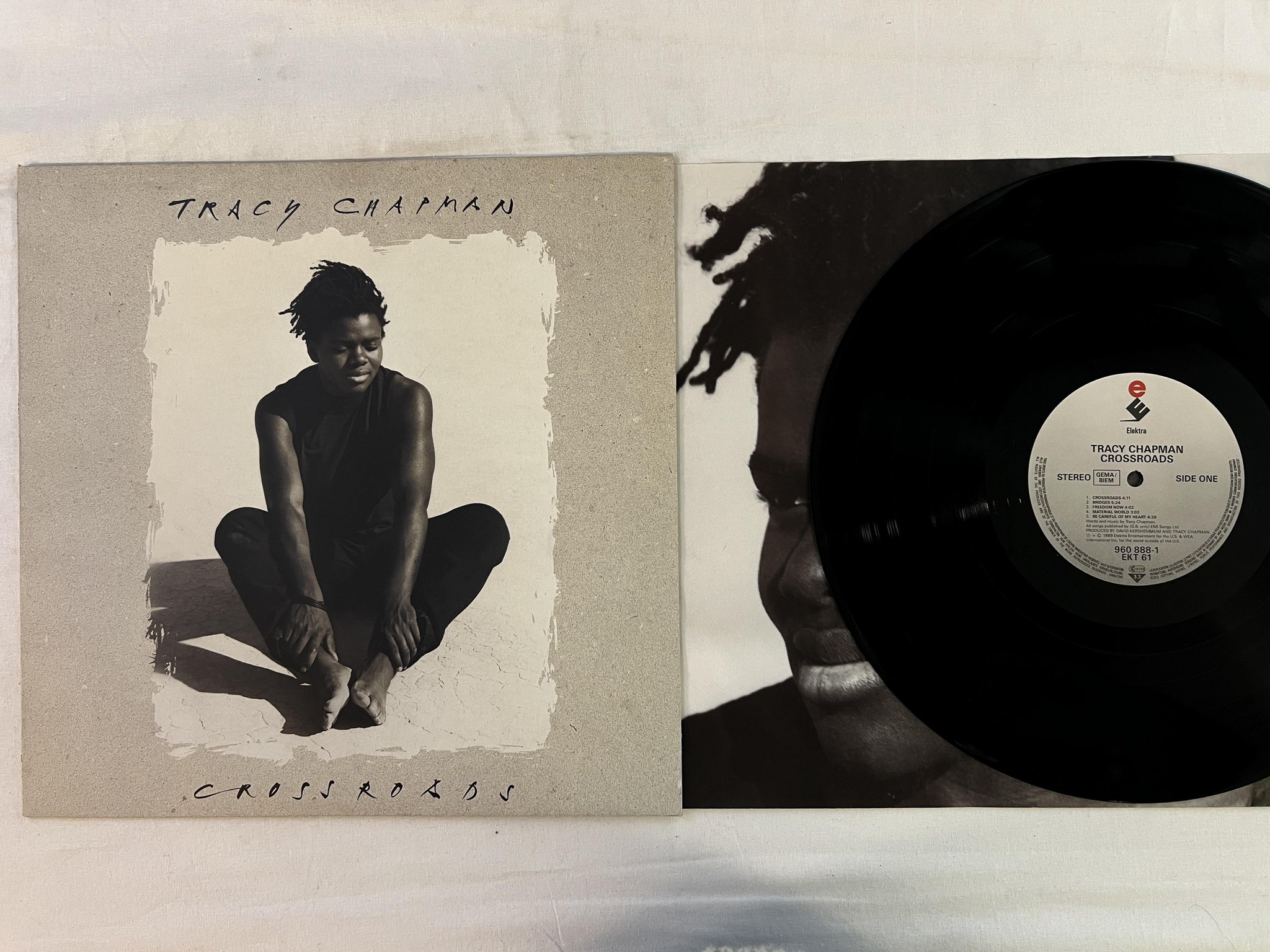 Omslagsbild för skivan TRACY CHAPMAN crossroads LP -89 Ger ELEKTRA 960 888-1