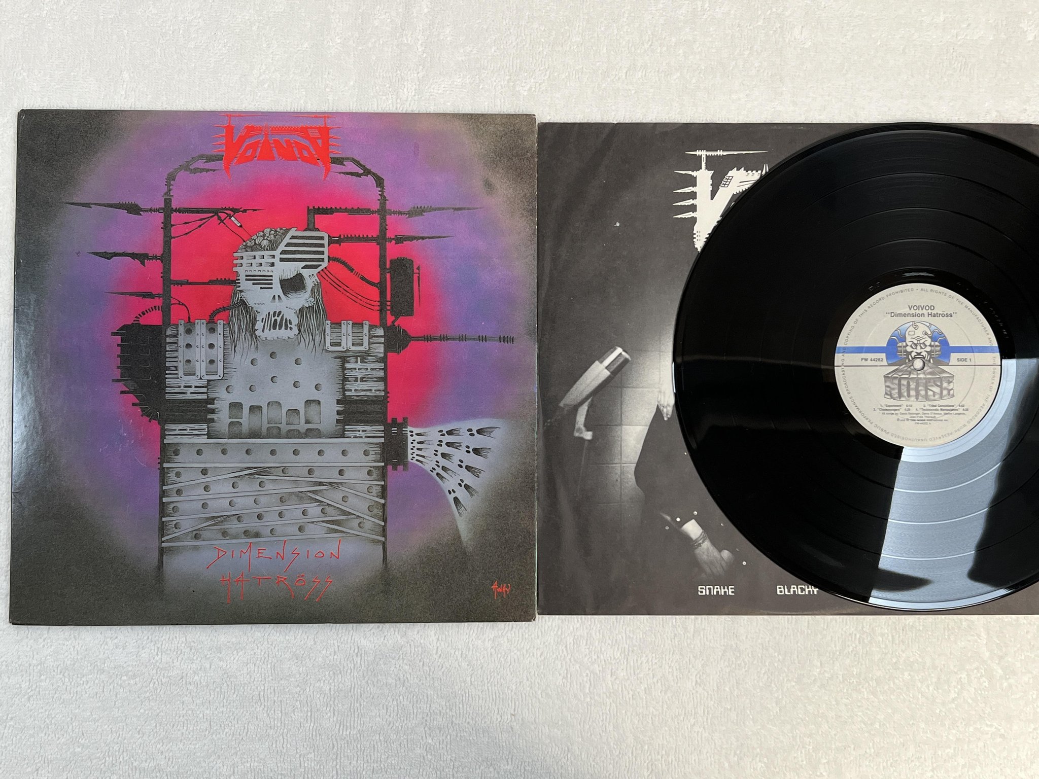 Omslagsbild för skivan VOIVOD dimension hatröss LP -88 Ger NOISE N 0106-1