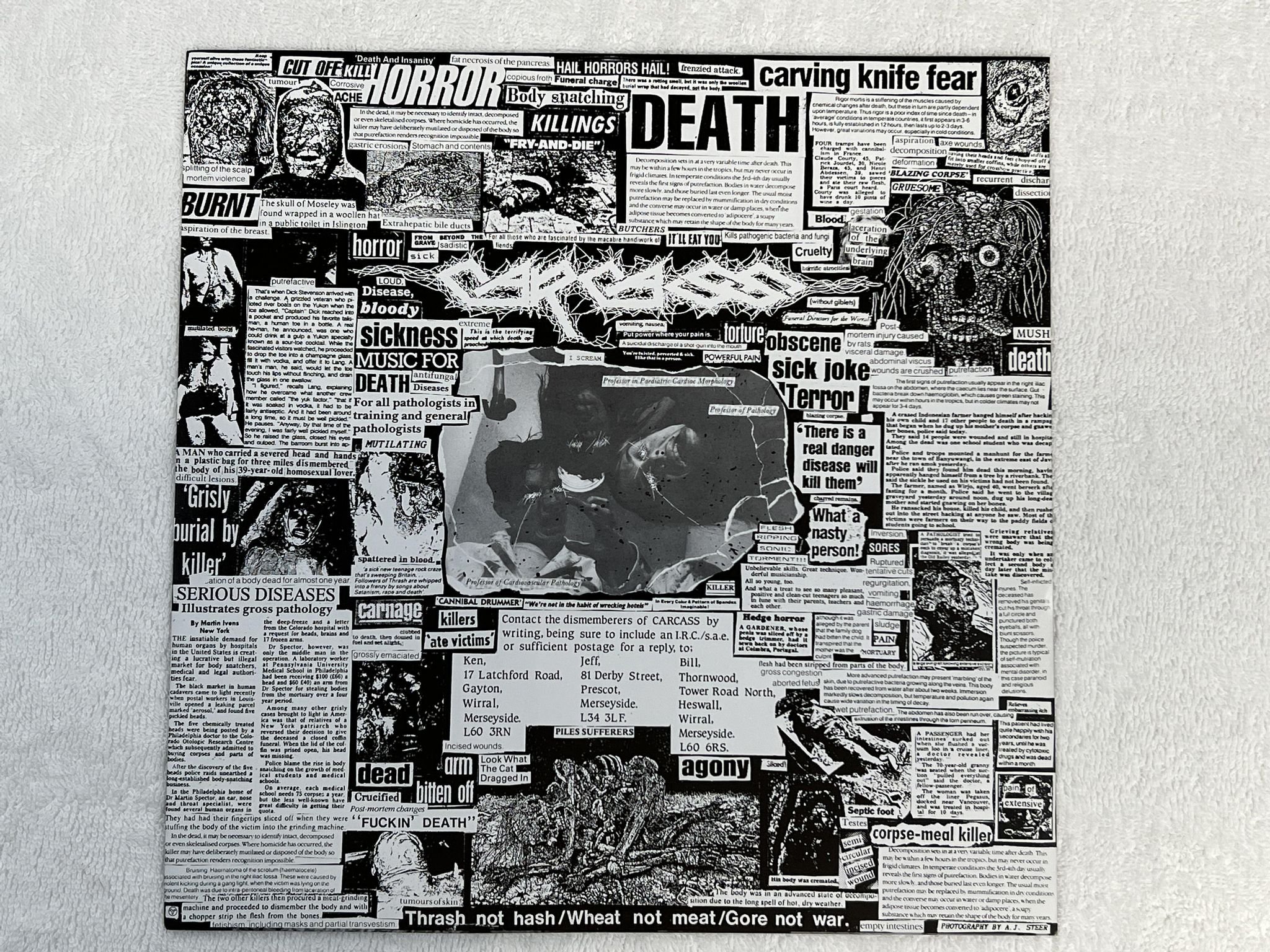 Omslagsbild för skivan CARCASS Reek Of Putrefaction LP -88 UK EARACHE Mosh 25