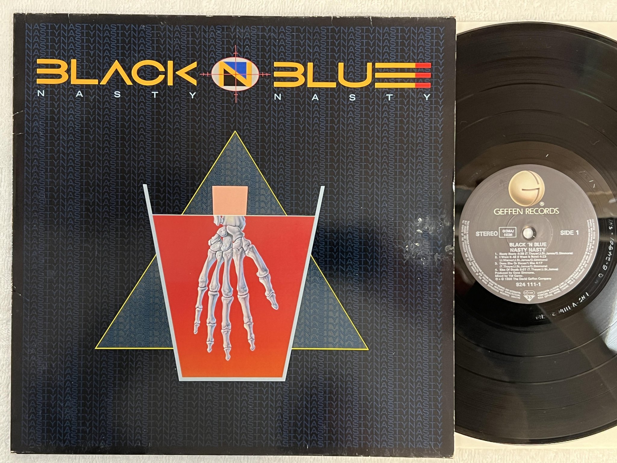 Omslagsbild för skivan BLACK N BLUE nasty nasty LP -86 Ger GEFFEN 924 111-1