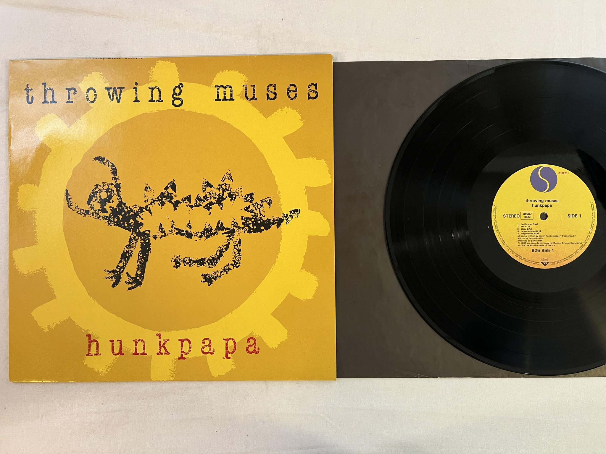 Omslagsbild för skivan THROWING MUSES hunkpapa LP -89 Ger SIRE 925 855-1