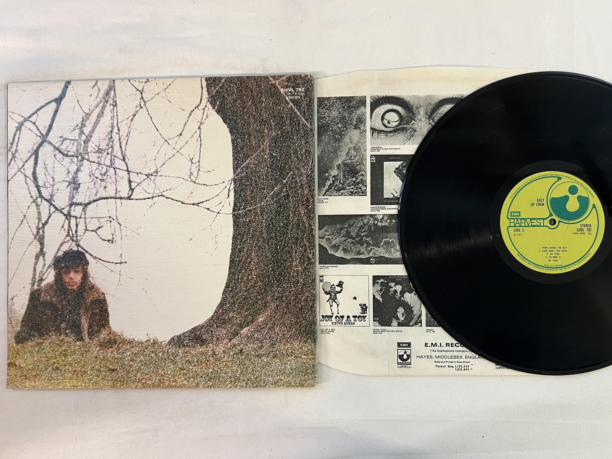 Omslagsbild för skivan EAST OF EDEN s/t LP -71 UK HARVEST SHVL 792