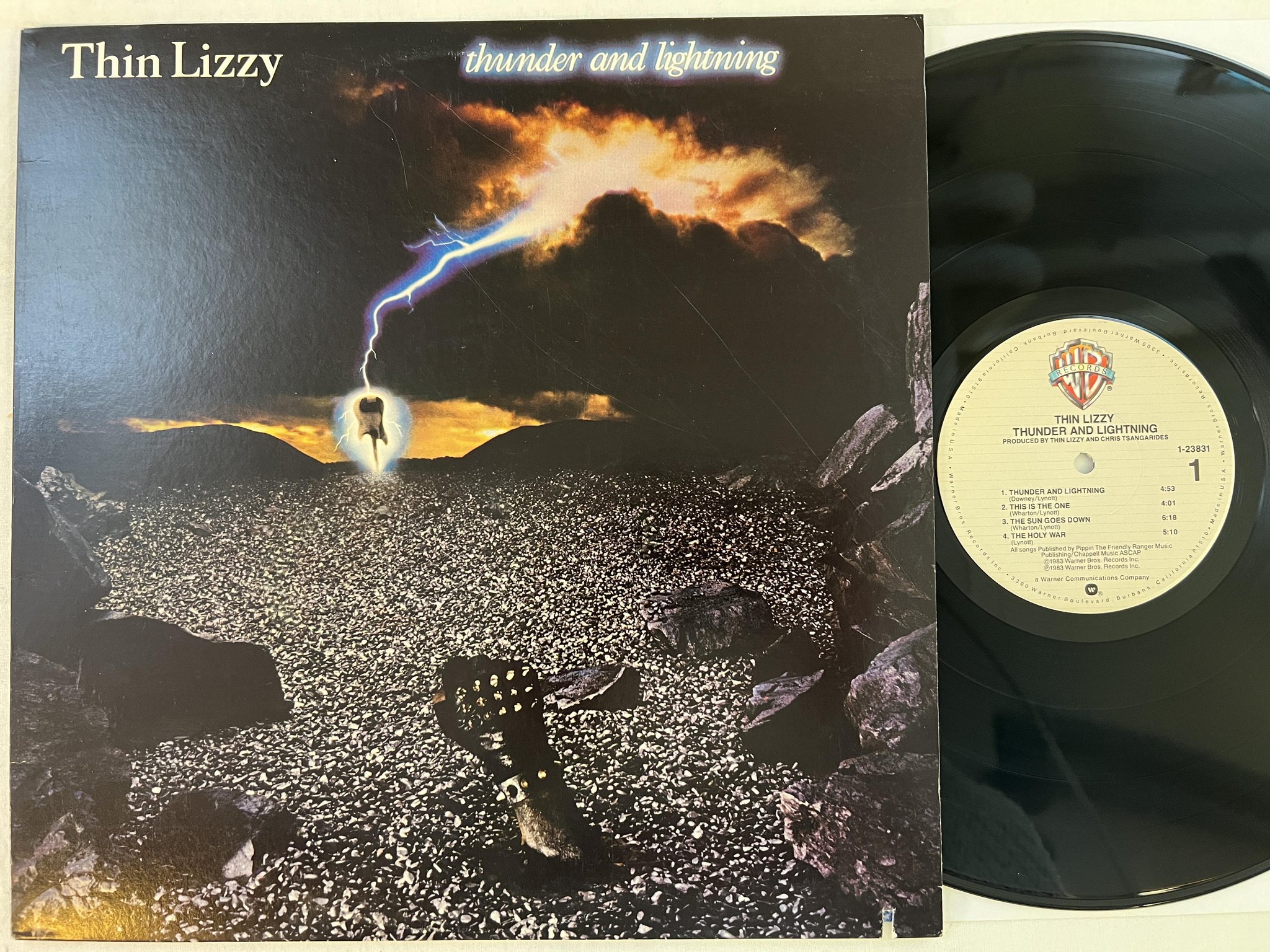 Omslagsbild för skivan THIN LIZZY thunder and lightning LP -83 US WARNER 1-23831