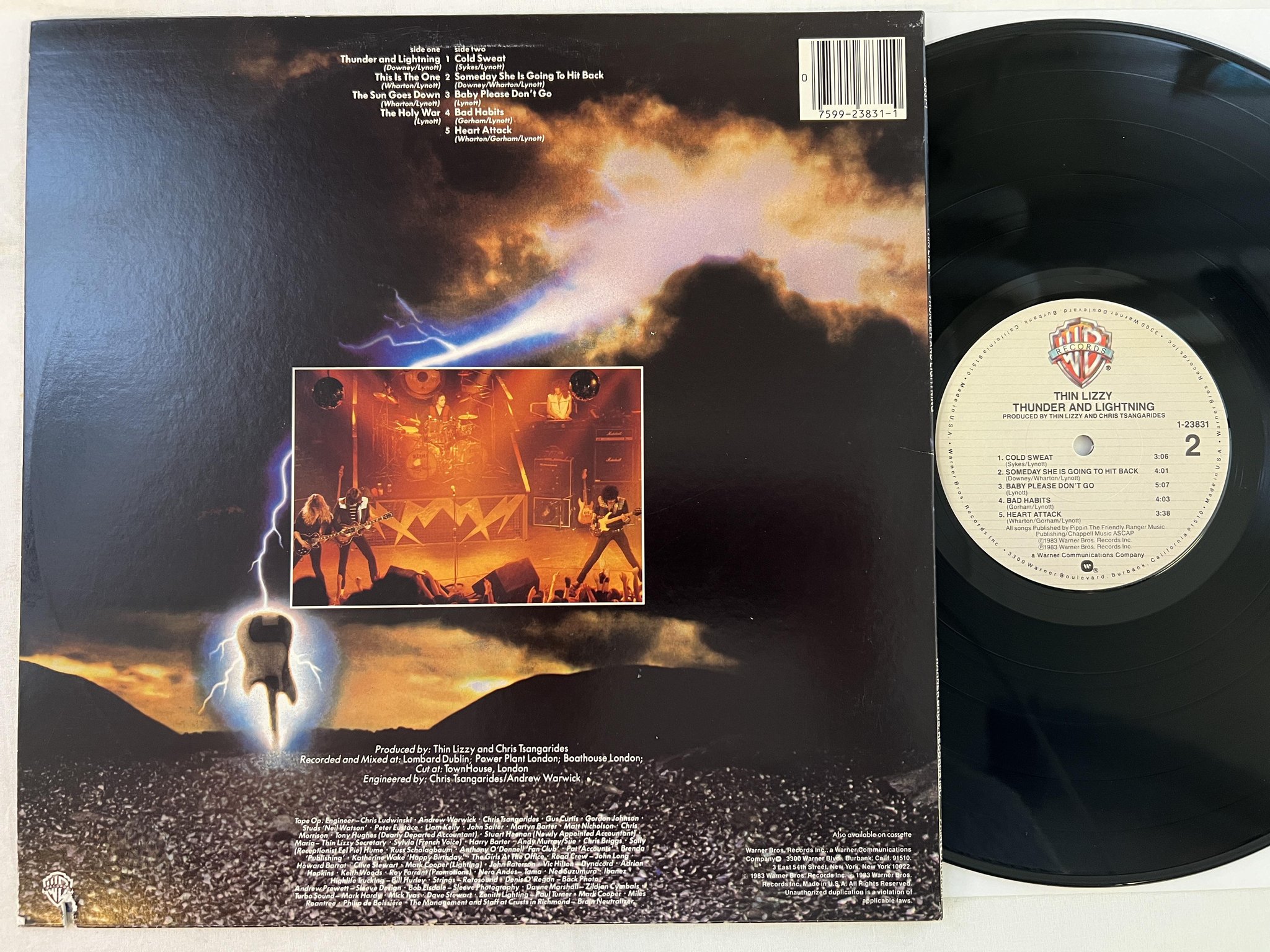 Omslagsbild för skivan THIN LIZZY thunder and lightning LP -83 US WARNER 1-23831