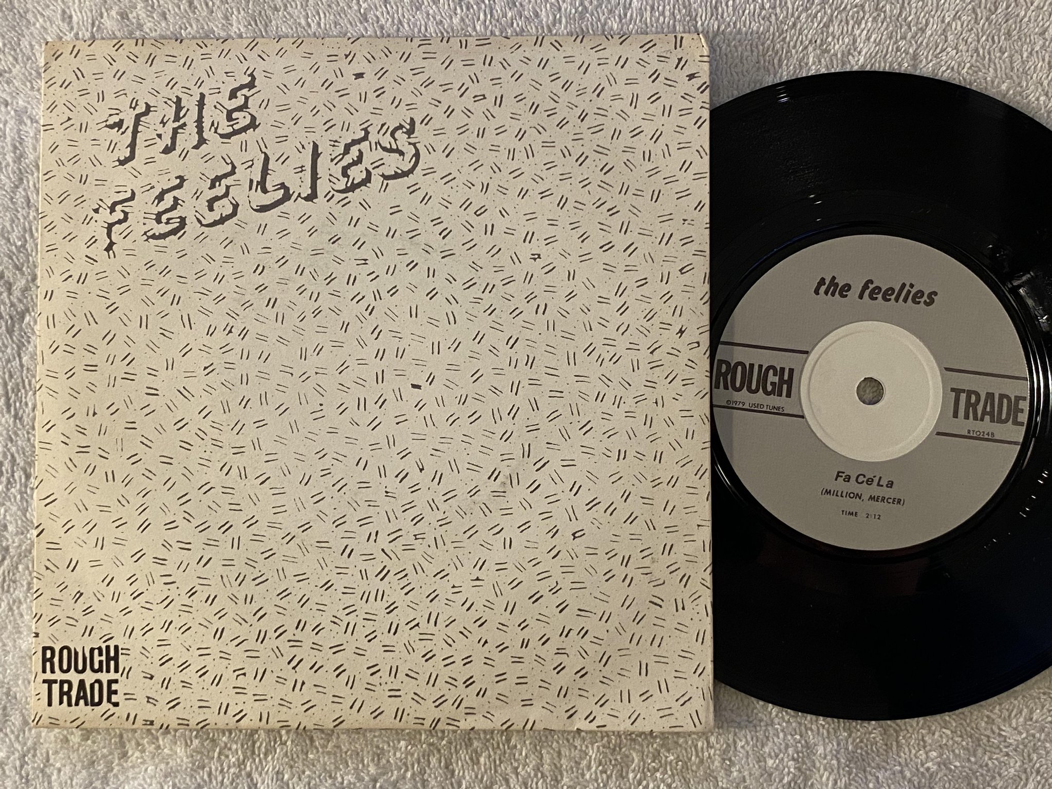 Omslagsbild för skivan THE FEELIES Raised Eyebrows 7" -79 UK ROUGH TRADE RT024