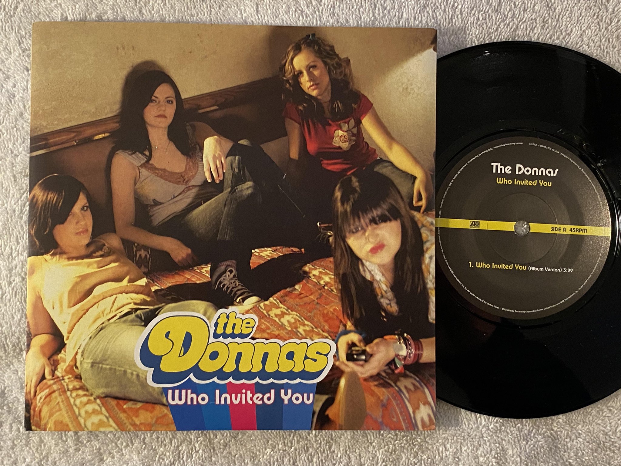 Omslagsbild för skivan THE DONNAS Who Invited You 7" 2003 UK atlantic at 0156