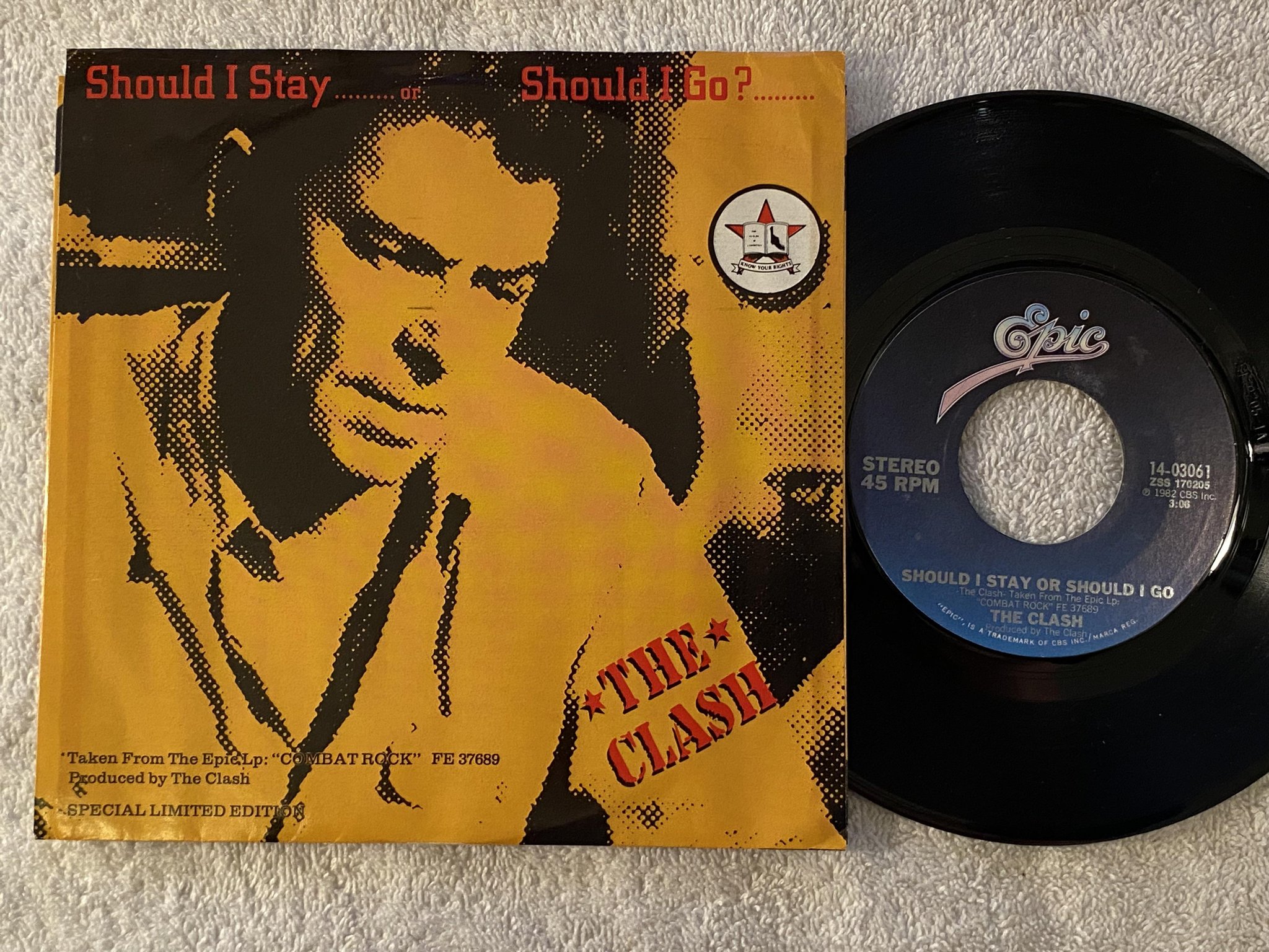 Omslagsbild för skivan THE CLASH should I stay or should I go 7" 82 US EPIC 14-03061 ** CLASSIC **