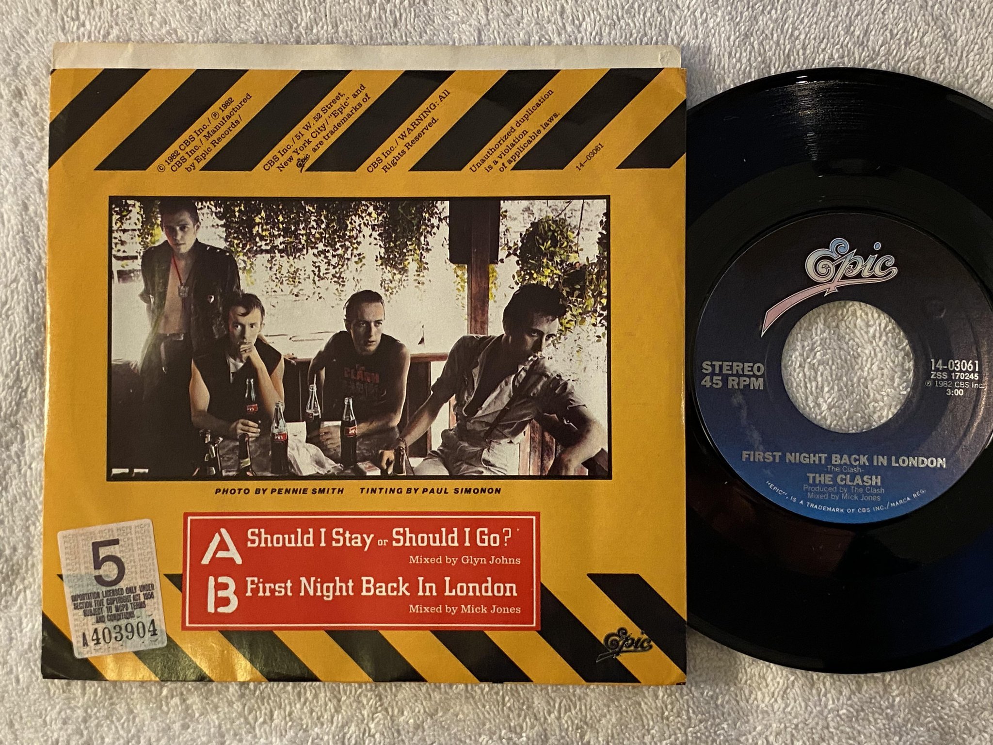 Omslagsbild för skivan THE CLASH should I stay or should I go 7" 82 US EPIC 14-03061 ** CLASSIC **