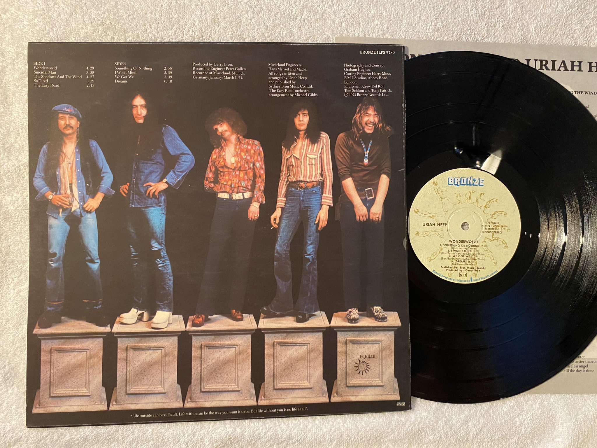 Omslagsbild för skivan URIAH HEEP wonderworld LP -74 ncb BRONZE ILPS 9280