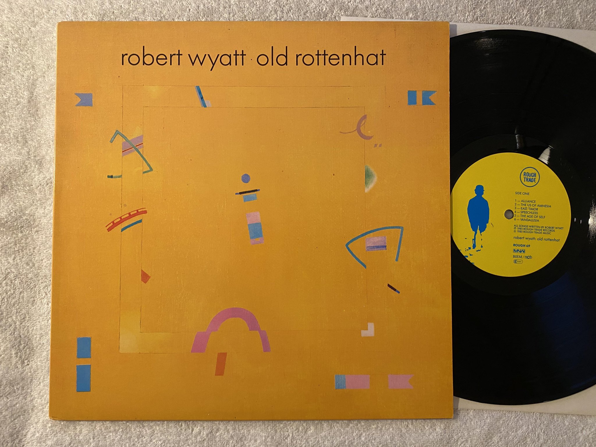 Omslagsbild för skivan ROBERT WYATT old rottenhat LP -85 ncb ROUGH TRADE ROUGH 69