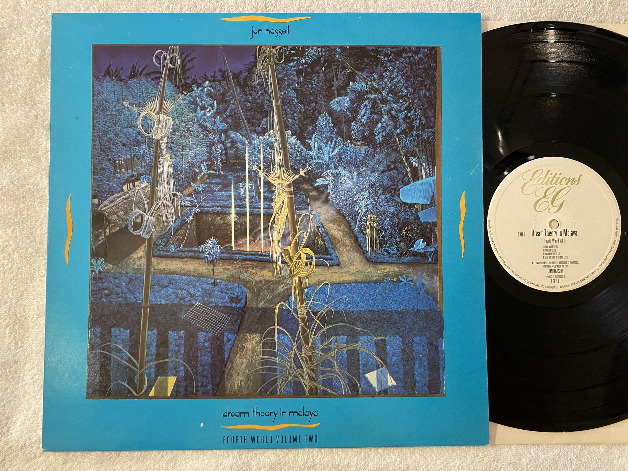 Omslagsbild för skivan JON HASSELL dream theory in malaya LP -81 UK EGED 13