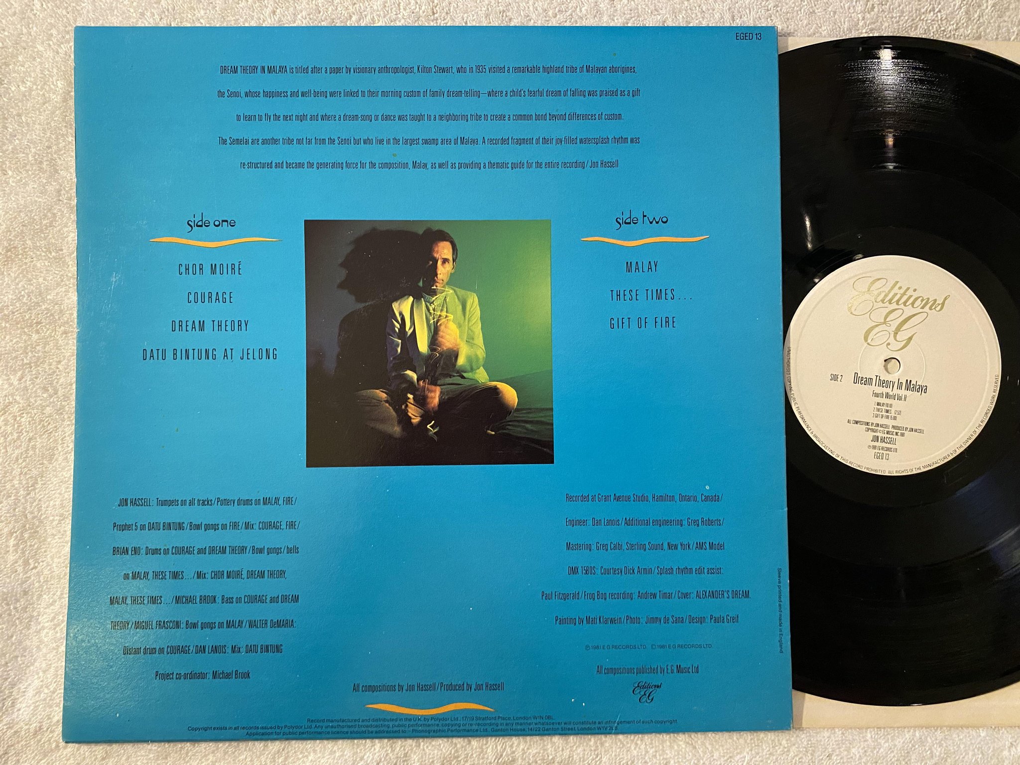 Omslagsbild för skivan JON HASSELL dream theory in malaya LP -81 UK EGED 13