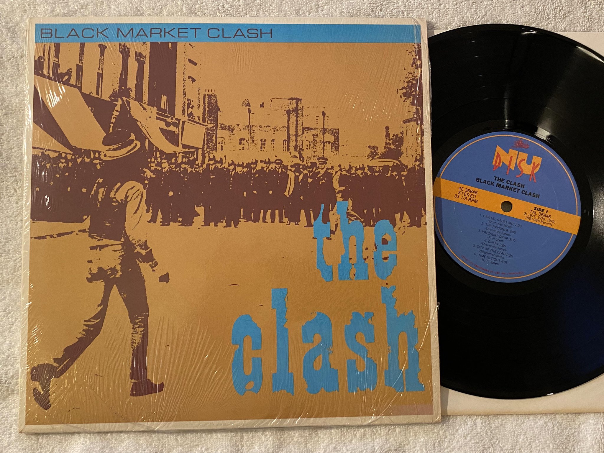 Omslagsbild för skivan THE CLASH sBlack Market Clash 10" -80 US NU DISK 4E 36846