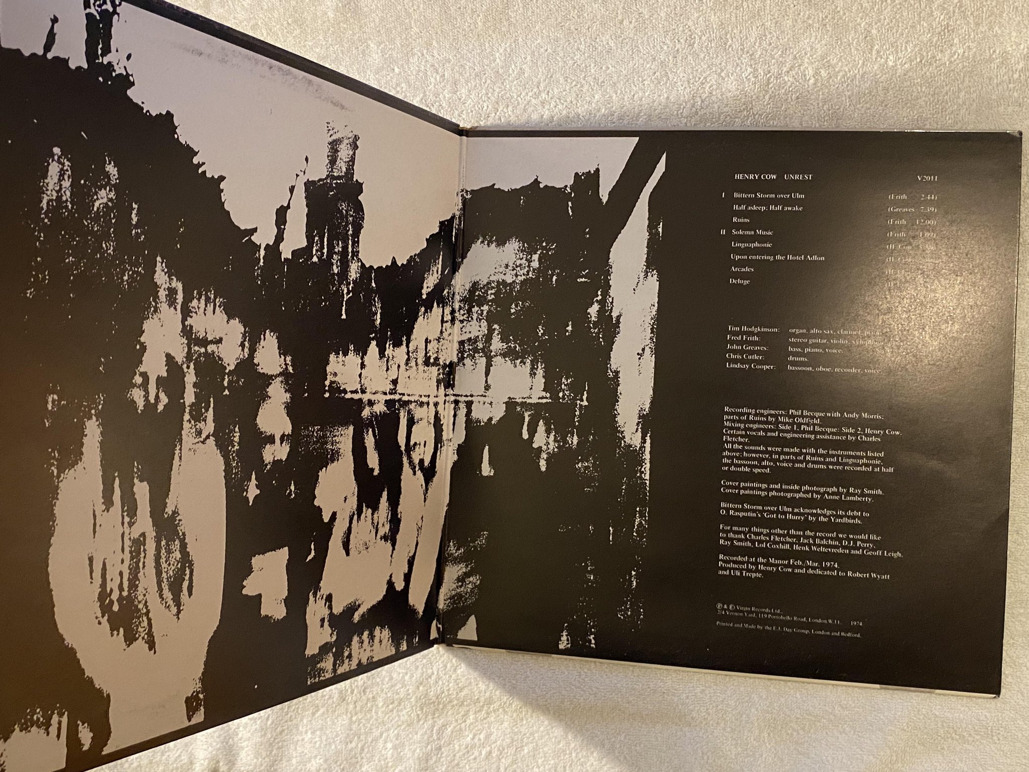 Omslagsbild för skivan HENRY COW Unrest LP -74 VIRGIN V2011 ** AVANTGARDE **