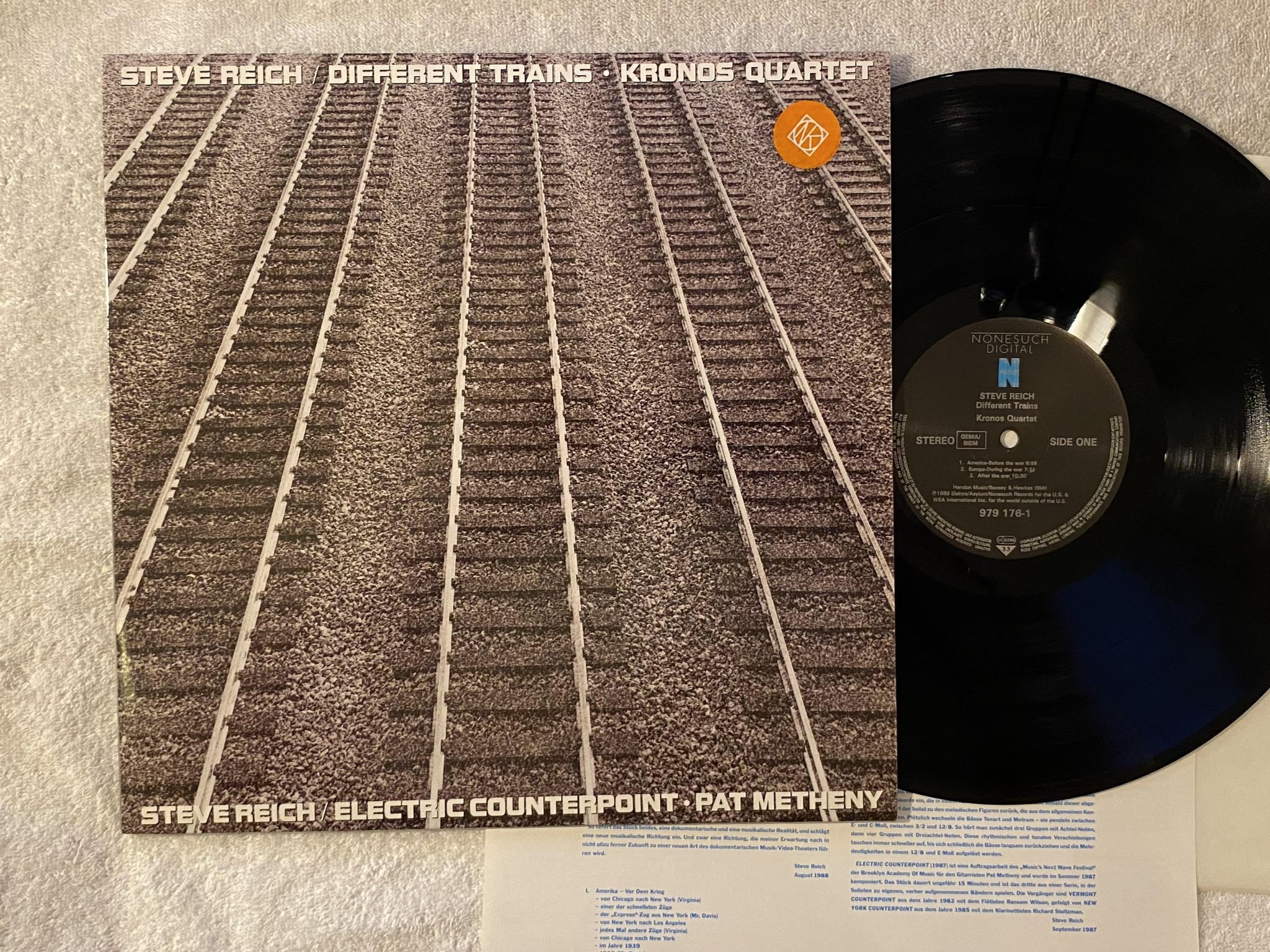 Omslagsbild för skivan STEVE REICH different trains LP -89 Ger NONESUCH DIGITAL 979 176-1