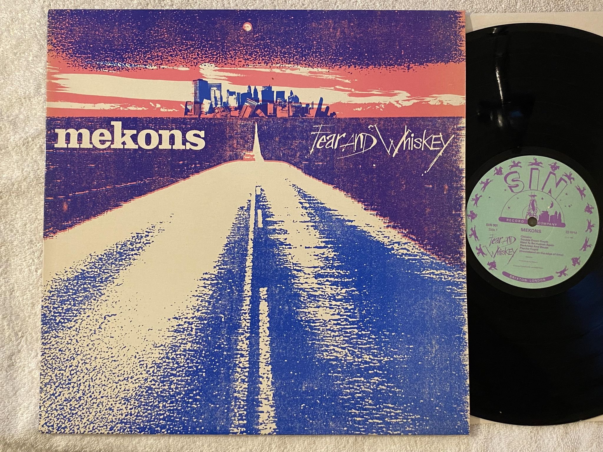 Omslagsbild för skivan MEKONS fear and whiskey LP -85 UK SIN RECORD CO SIN-001