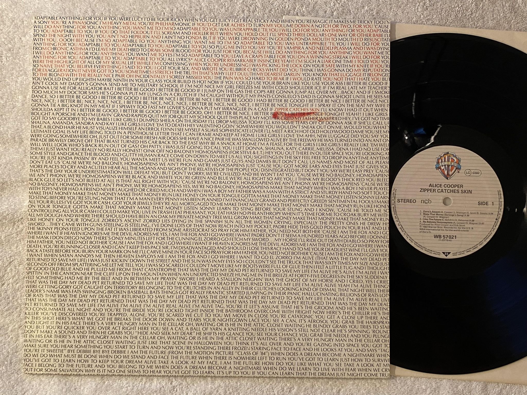 Omslagsbild för skivan ALICE COOPER zipper catches skin LP -82 ncb WARNER WB 57021