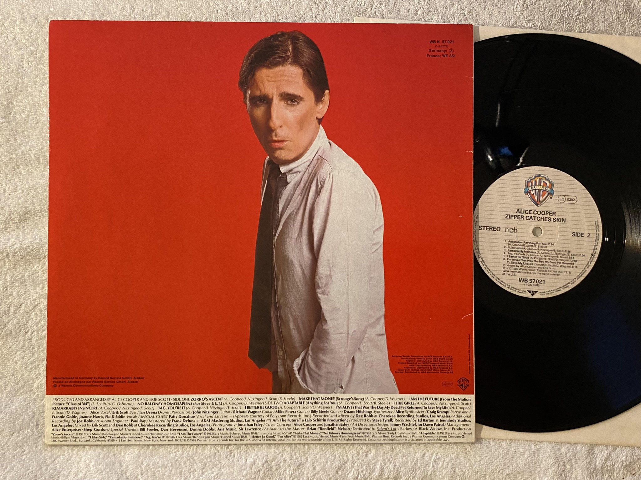 Omslagsbild för skivan ALICE COOPER zipper catches skin LP -82 ncb WARNER WB 57021