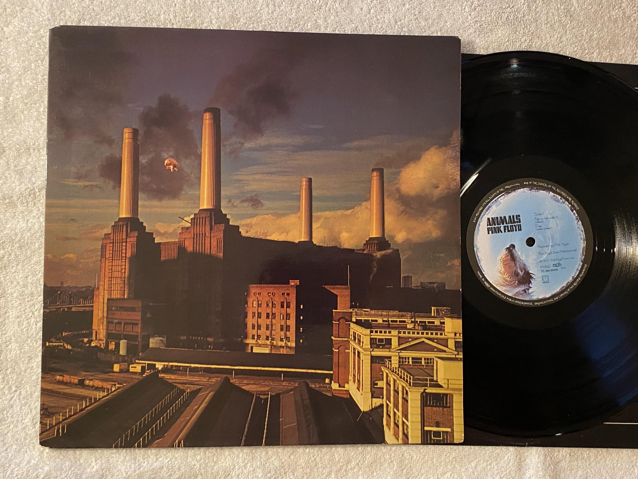 Omslagsbild för skivan PINK FLOYD animals LP -77 ncb HARVEST 7C 064-98434