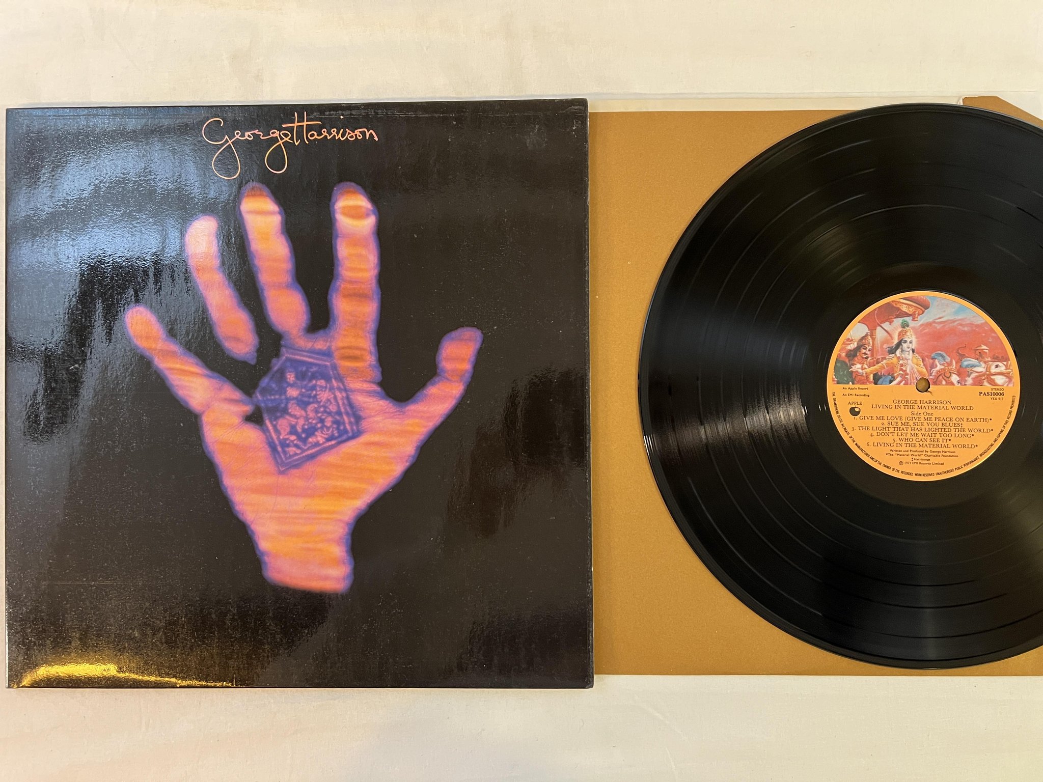 Omslagsbild för skivan GEORGE HARRISON living in the material world LP -73 APPLE PAS 10006