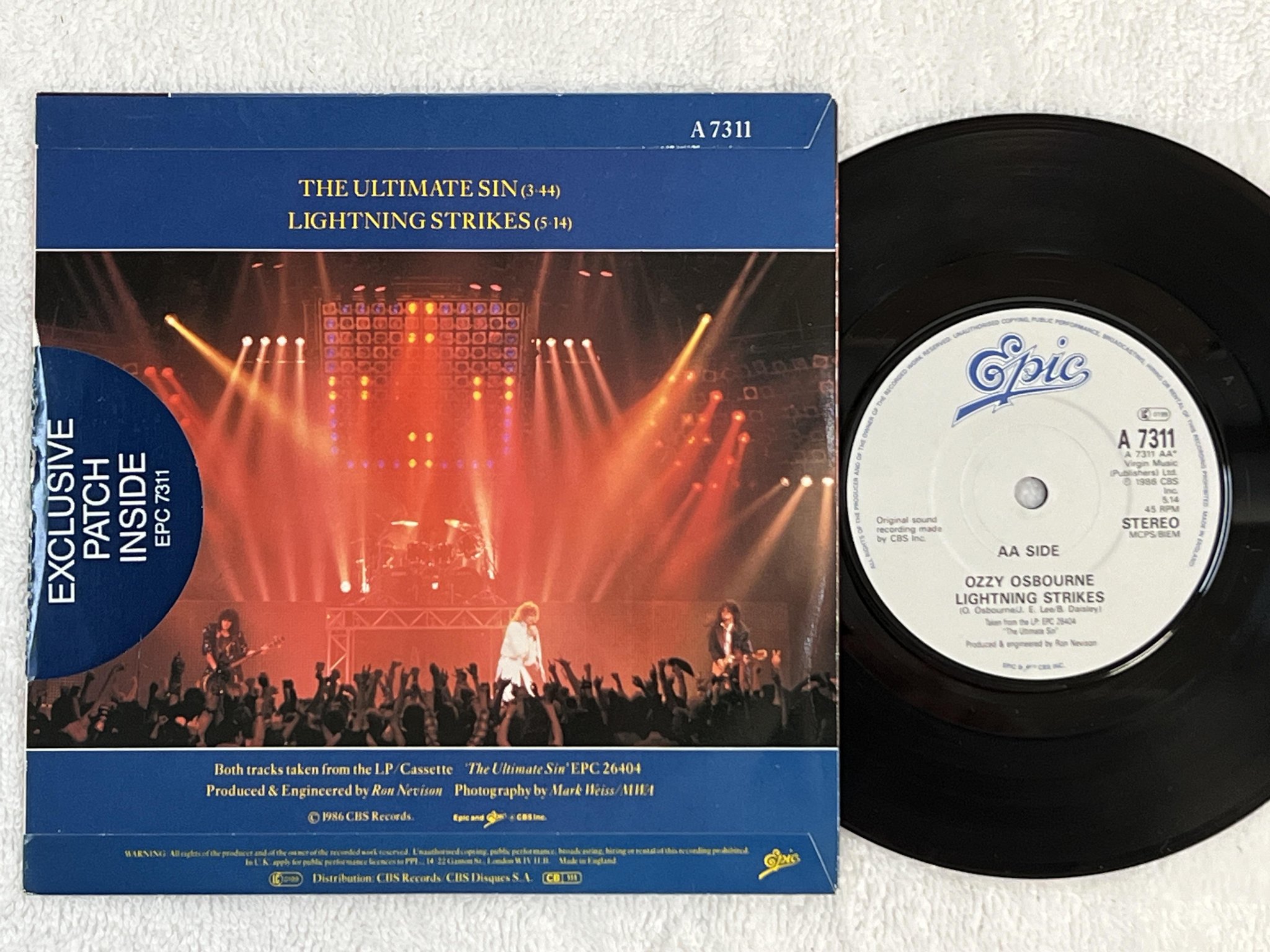 Omslagsbild för skivan OZZY OSBOURNE lightning strikes 7"single -86 UK EPIC A 7311 *** w/ PATCH ***