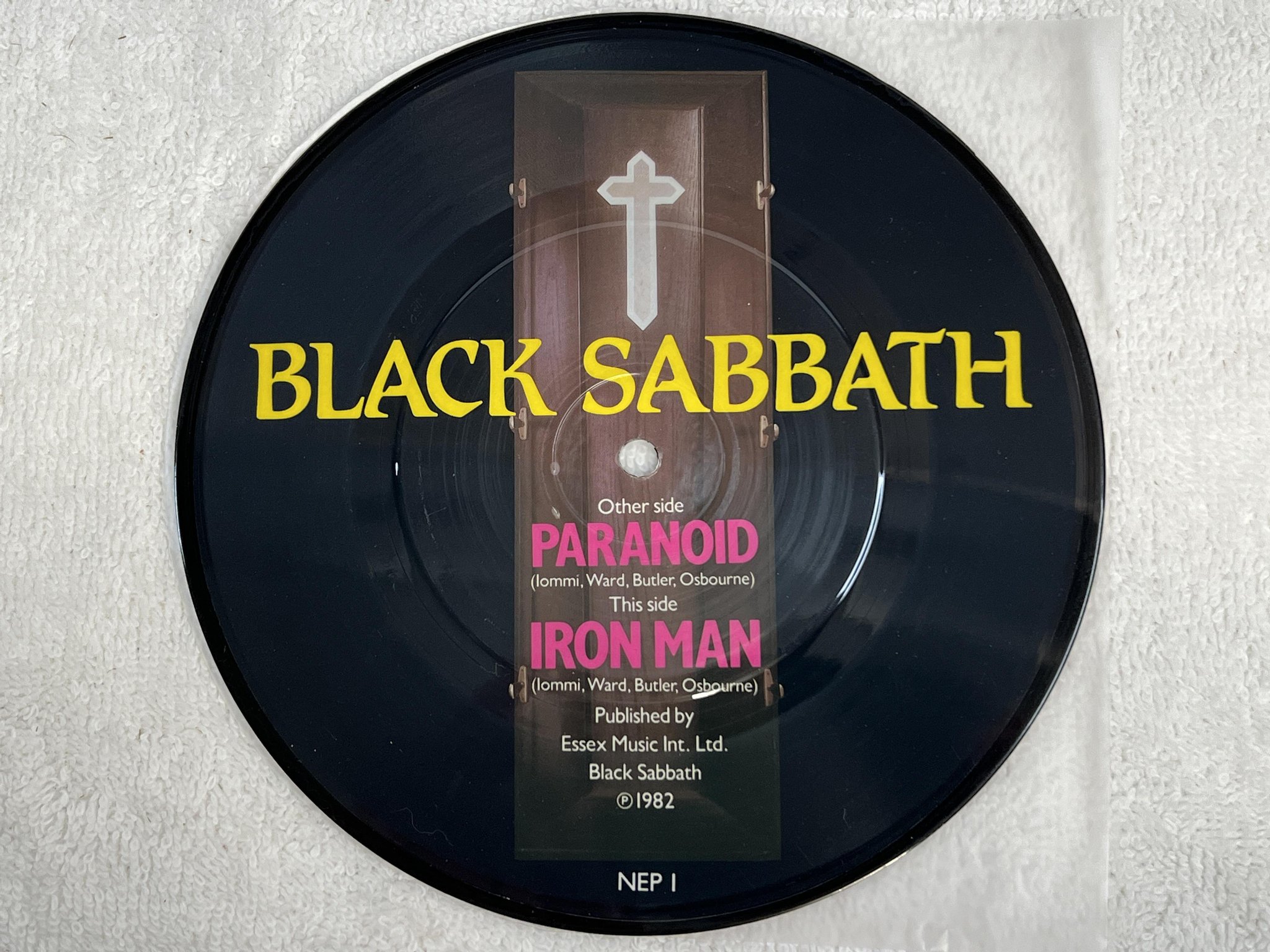 Omslagsbild för skivan BLACK SABBATH iron man / paranoid 7" picture disc UK -82 NEMS NEP1