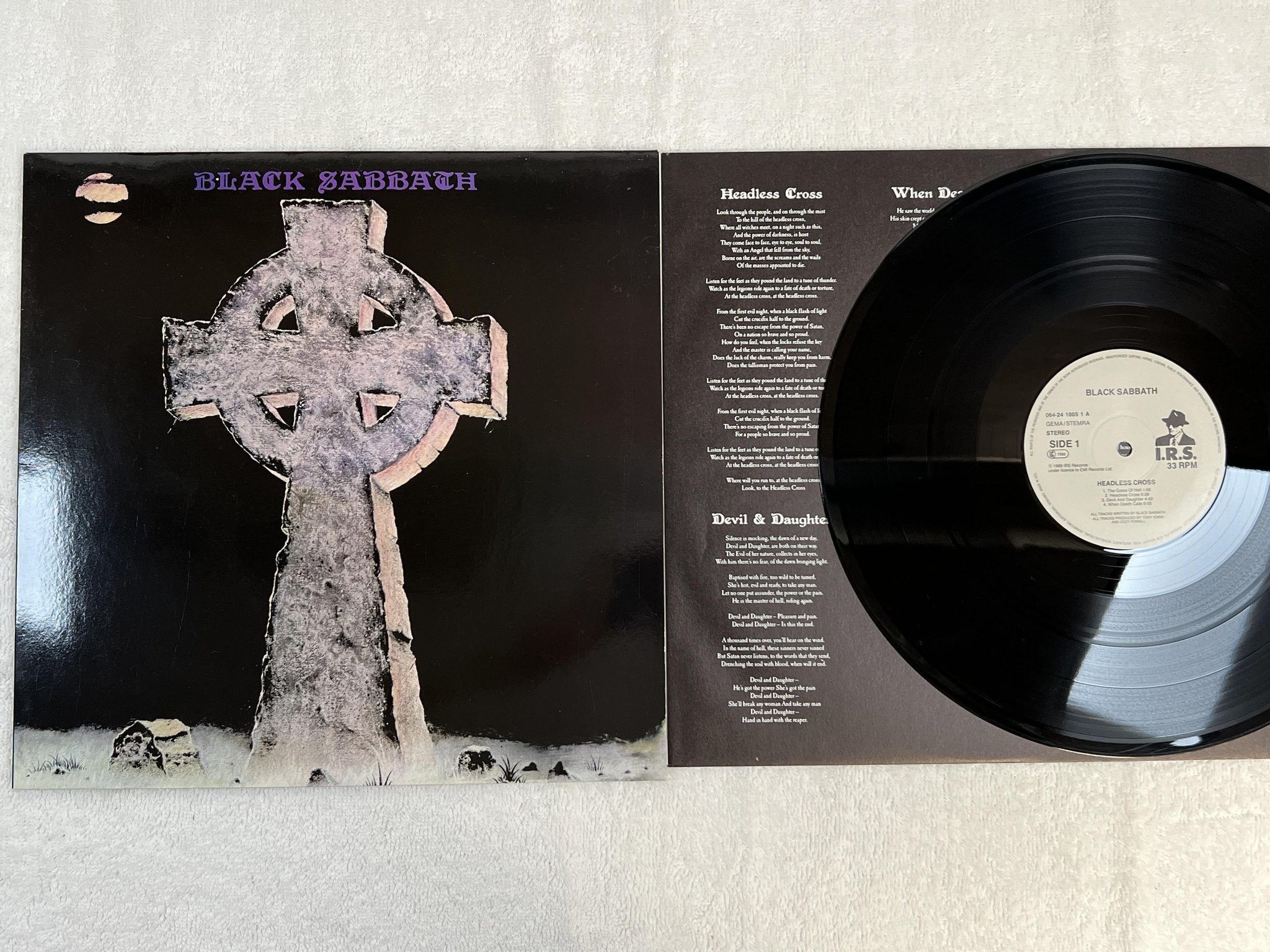 Omslagsbild för skivan BLACK SABBATH headless cross LP -89 I.R.S. 064-24 1005 1 *** POSTER ***