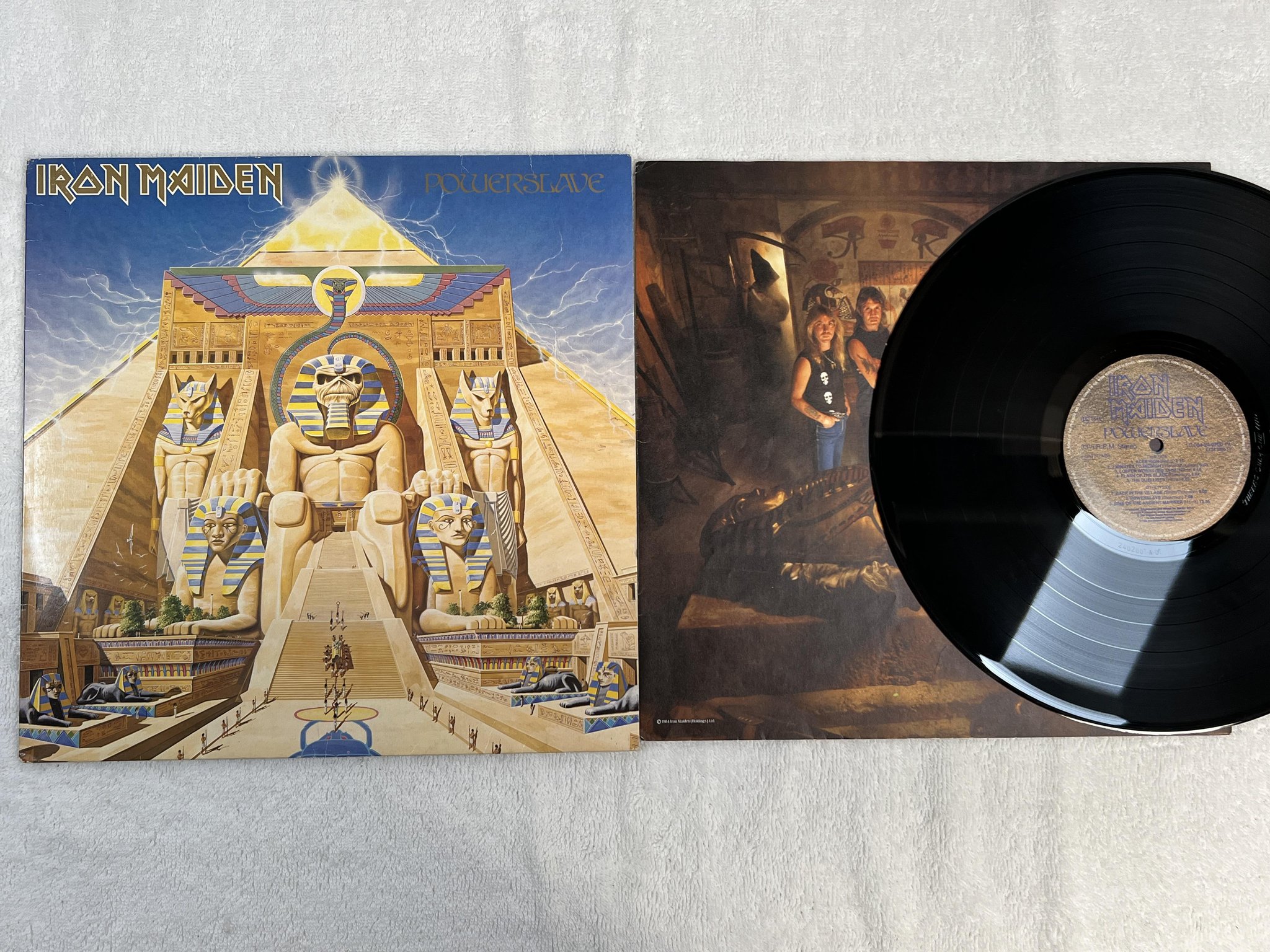 Omslagsbild för skivan IRON MAIDEN powerslave LP -84 EEC EMI 1C 064 2402001