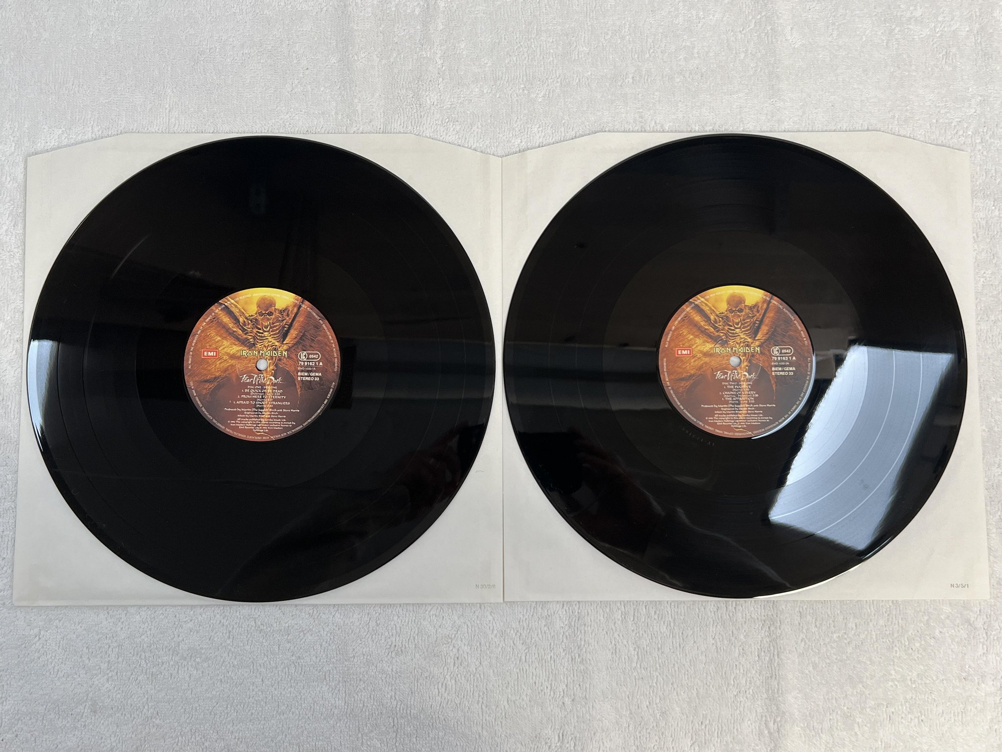 Omslagsbild för skivan IRON MAIDEN Fear Of The Dark 2xLP -92 EU EMI 7991621 *** RARE ***