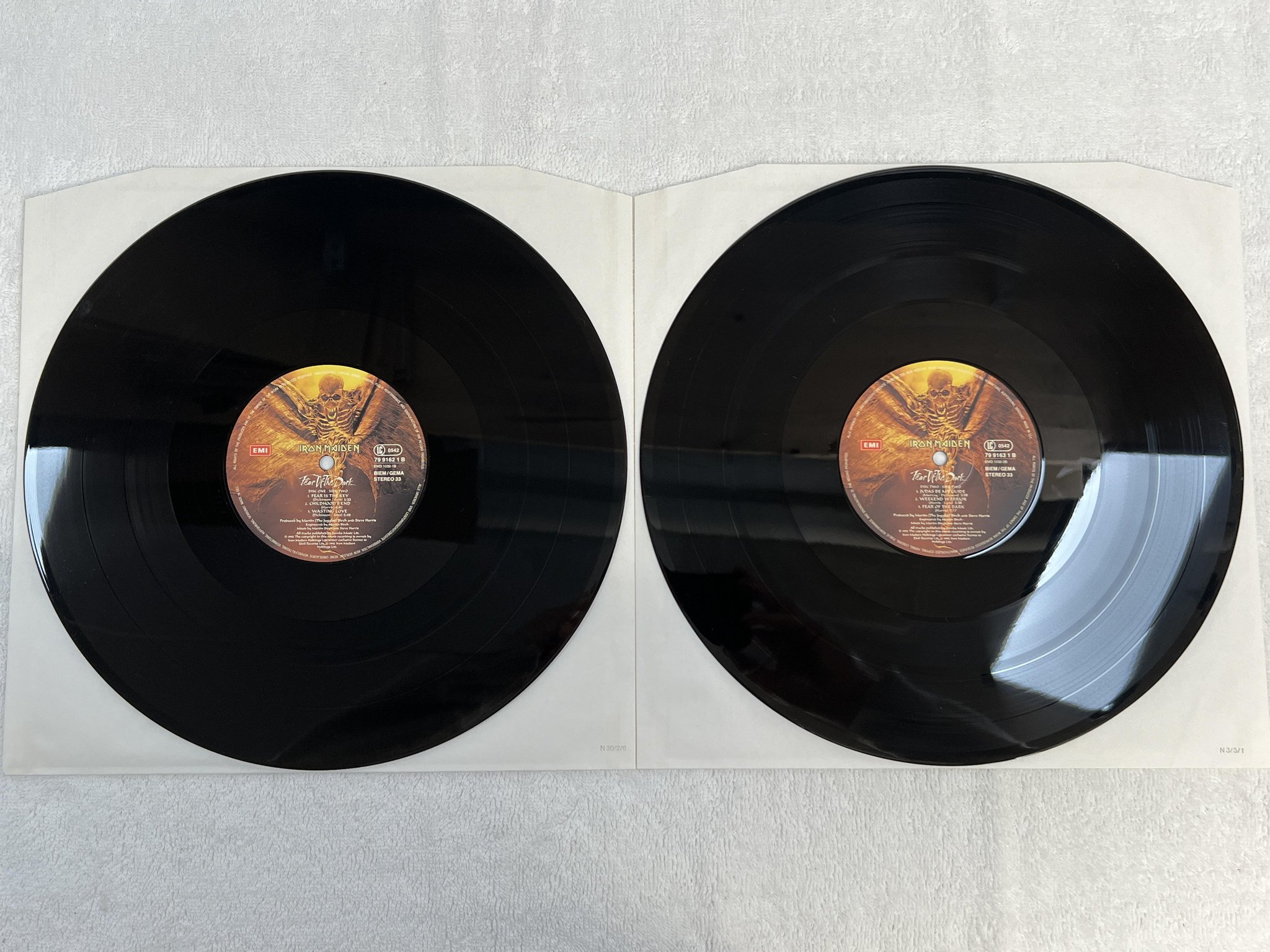 Omslagsbild för skivan IRON MAIDEN Fear Of The Dark 2xLP -92 EU EMI 7991621 *** RARE ***