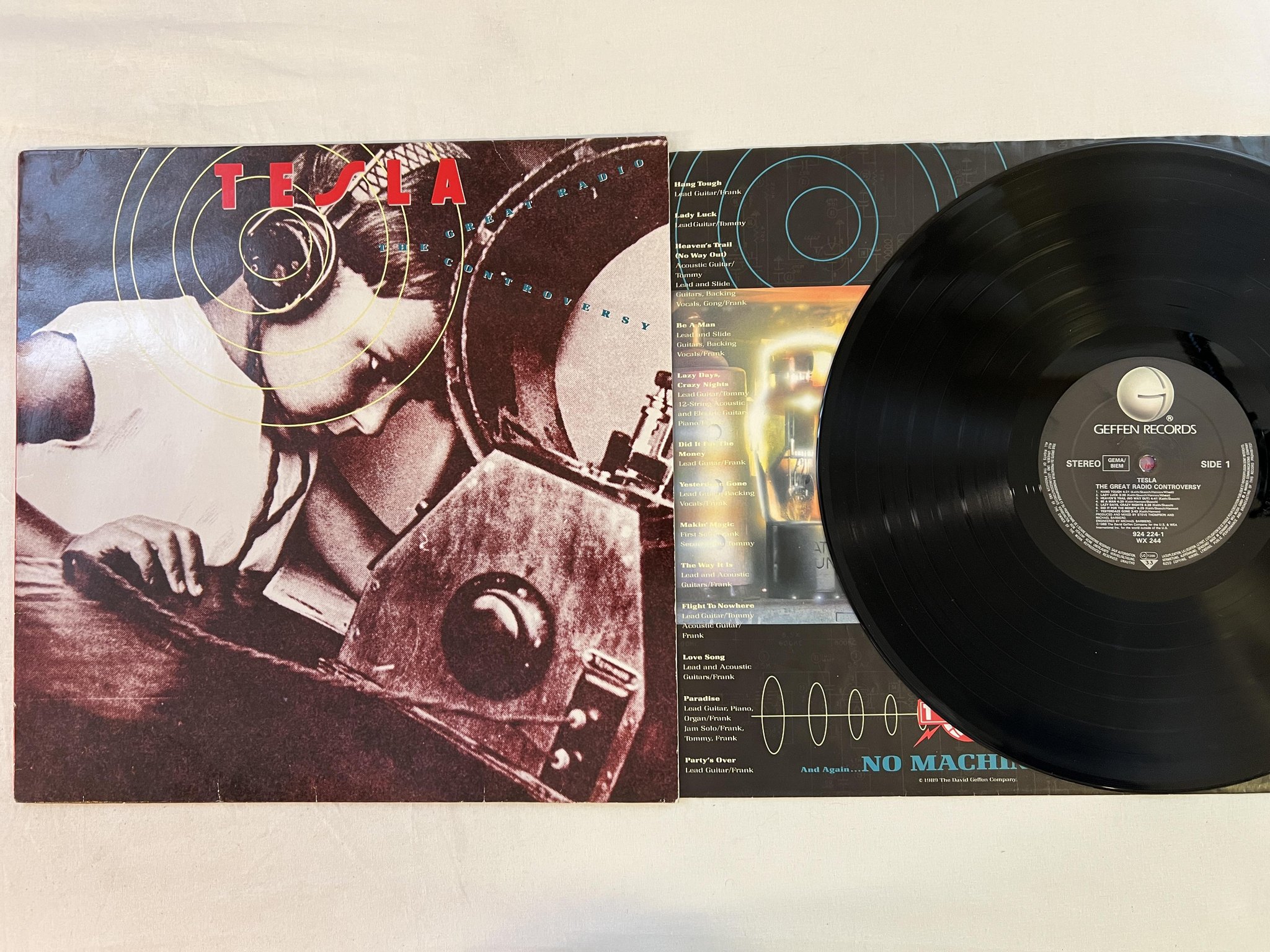 Omslagsbild för skivan TESLA the great radio controversy LP -89 Ger GEFFEN 924 224-1