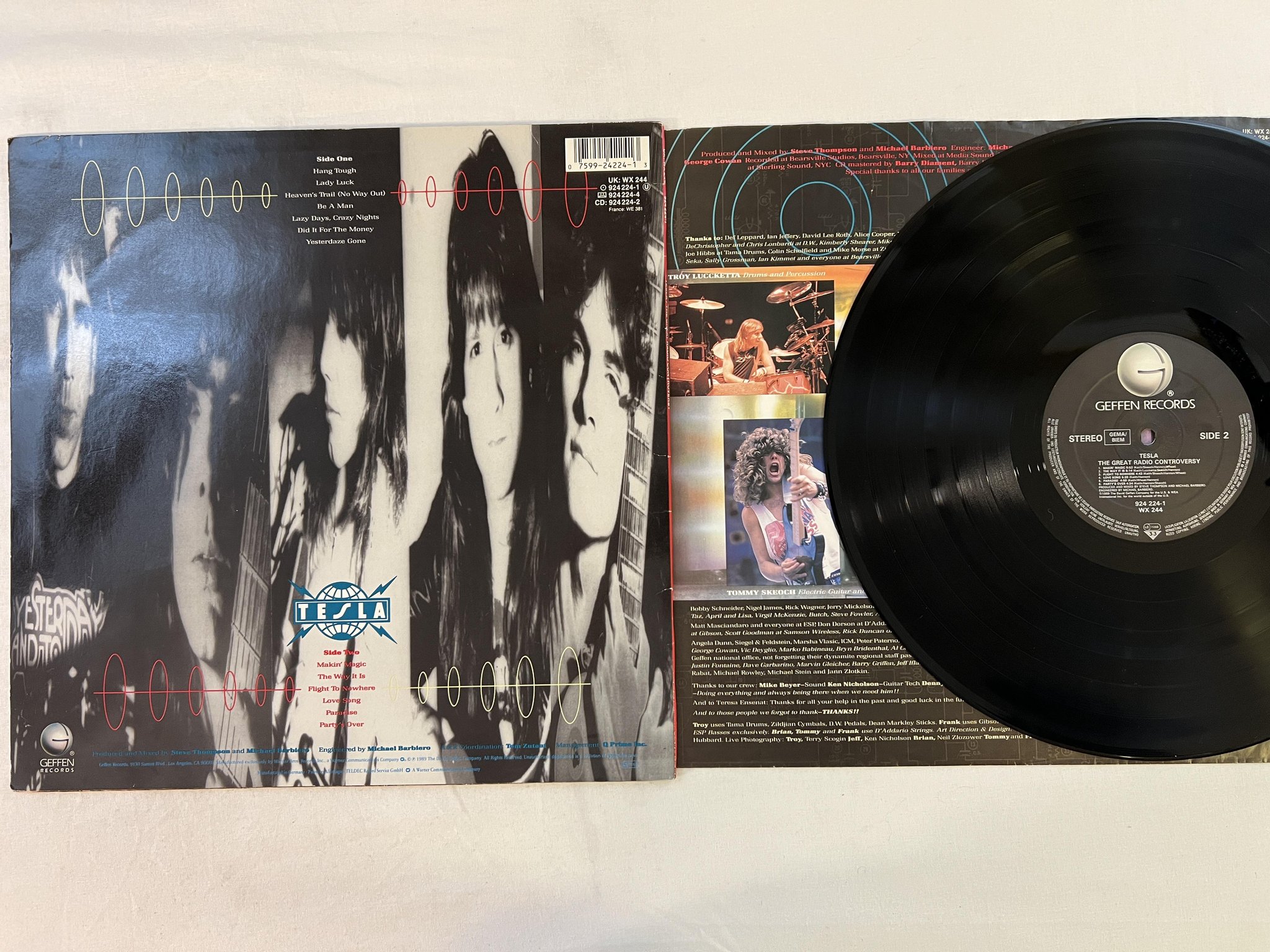 Omslagsbild för skivan TESLA the great radio controversy LP -89 Ger GEFFEN 924 224-1