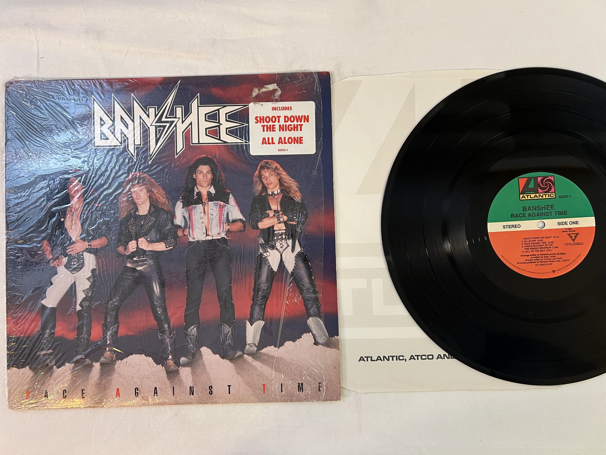 Omslagsbild för skivan BANSHEE race against time LP -89 US ATLANTIC 82025-1 *** RARE ***